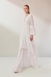 Vestido Longo em Chiffon com Decote V, Mangas Longas Bufantes e Saia com Babados Assimétricos - Lyon Off White