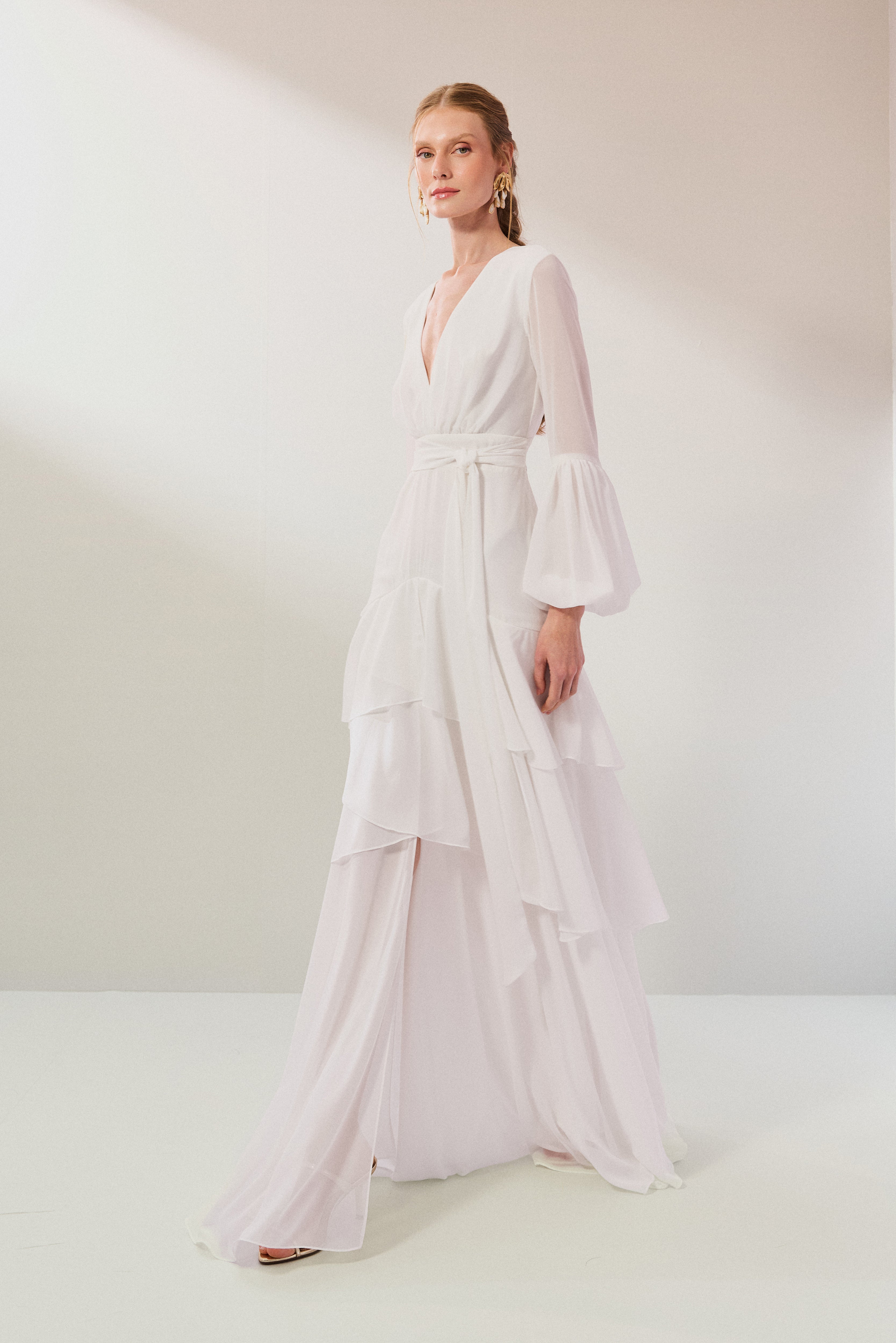 Vestido Longo em Chiffon com Decote V, Mangas Longas Bufantes e Saia com Babados Assimétricos - Lyon Off White
