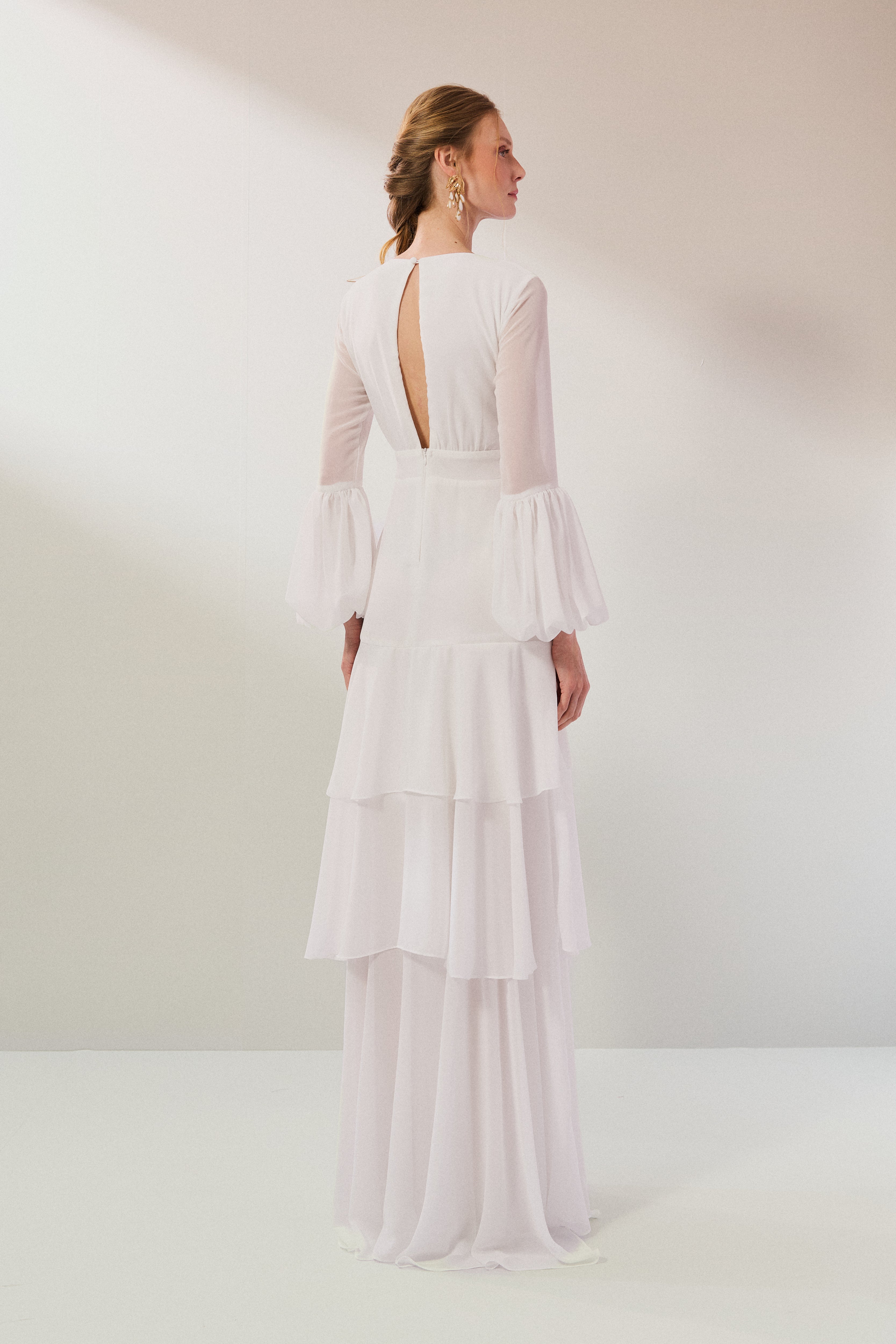 Vestido Longo em Chiffon com Decote V, Mangas Longas Bufantes e Saia com Babados Assimétricos - Lyon Off White
