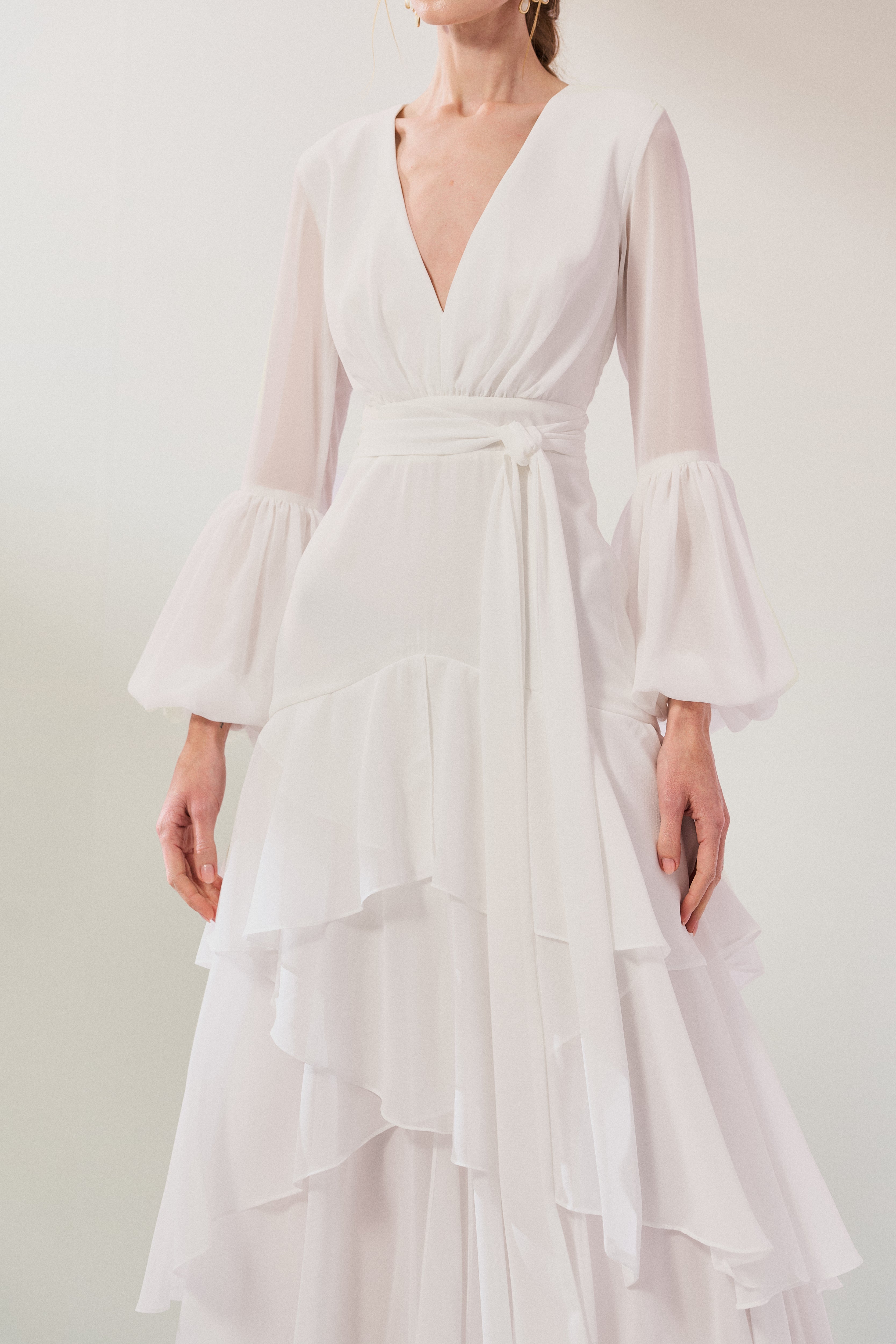 Vestido Longo em Chiffon com Decote V, Mangas Longas Bufantes e Saia com Babados Assimétricos - Lyon Off White