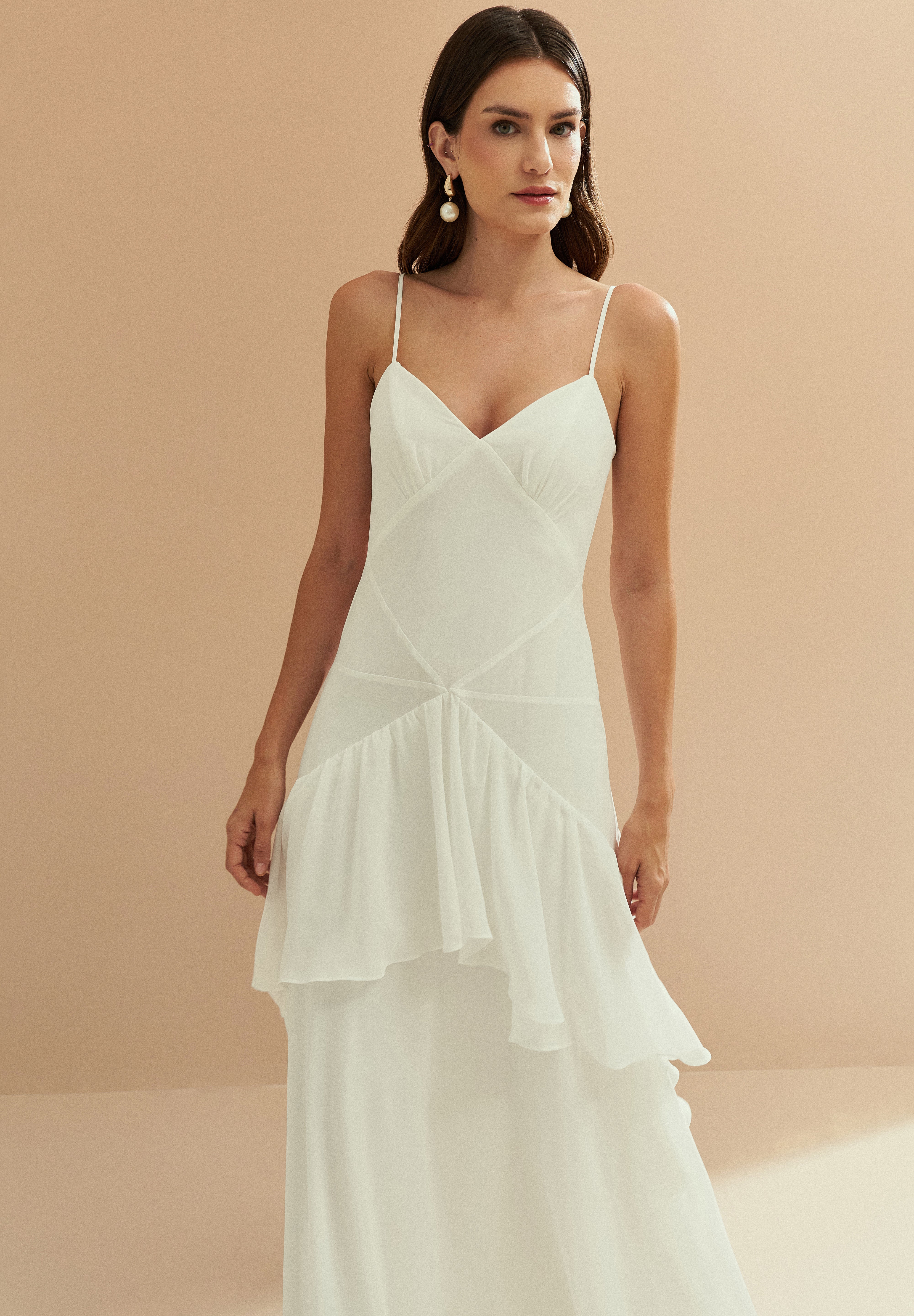 Vestido_Longo_em_Chiffon_com_Decote_V_Recortes_Estruturados_e_Saia_com_Babados_Assimetricos_Bangkok_Off_White1.jpg