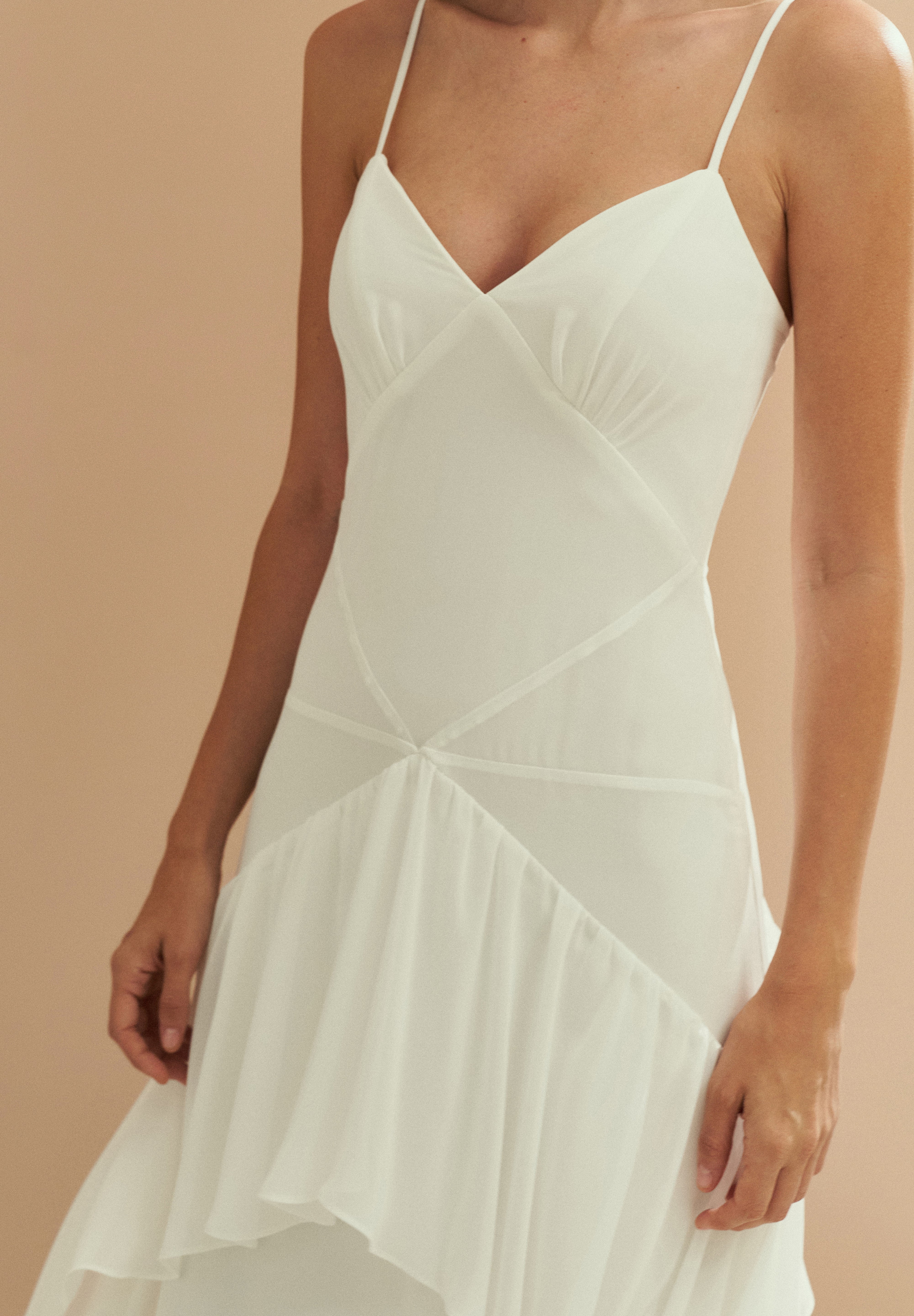 Vestido Longo em Chiffon com Decote V e Saia com Babados Assimétricos - Bangkok Off White