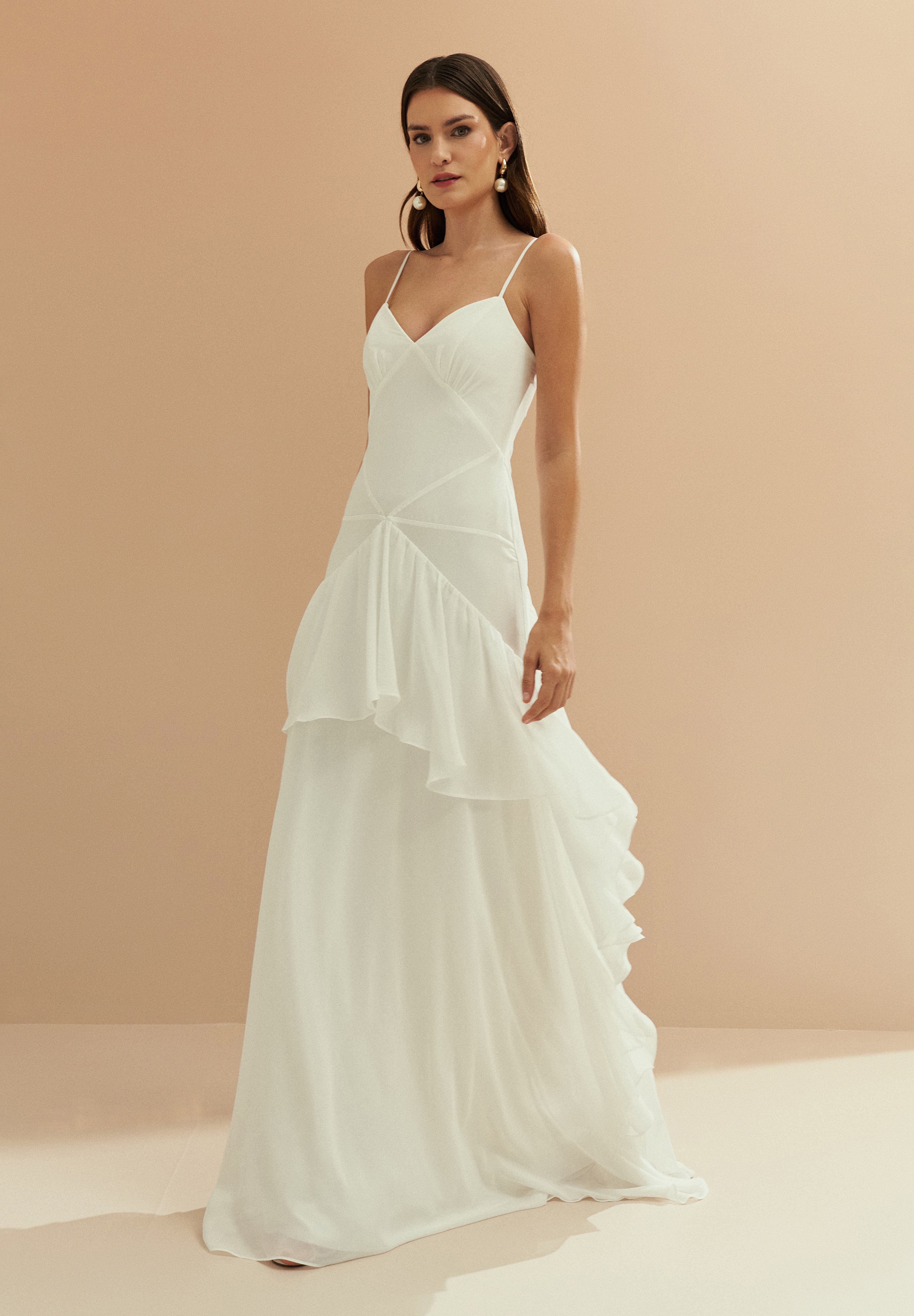 Vestido Longo em Chiffon com Decote V e Saia com Babados Assimétricos - Bangkok Off White