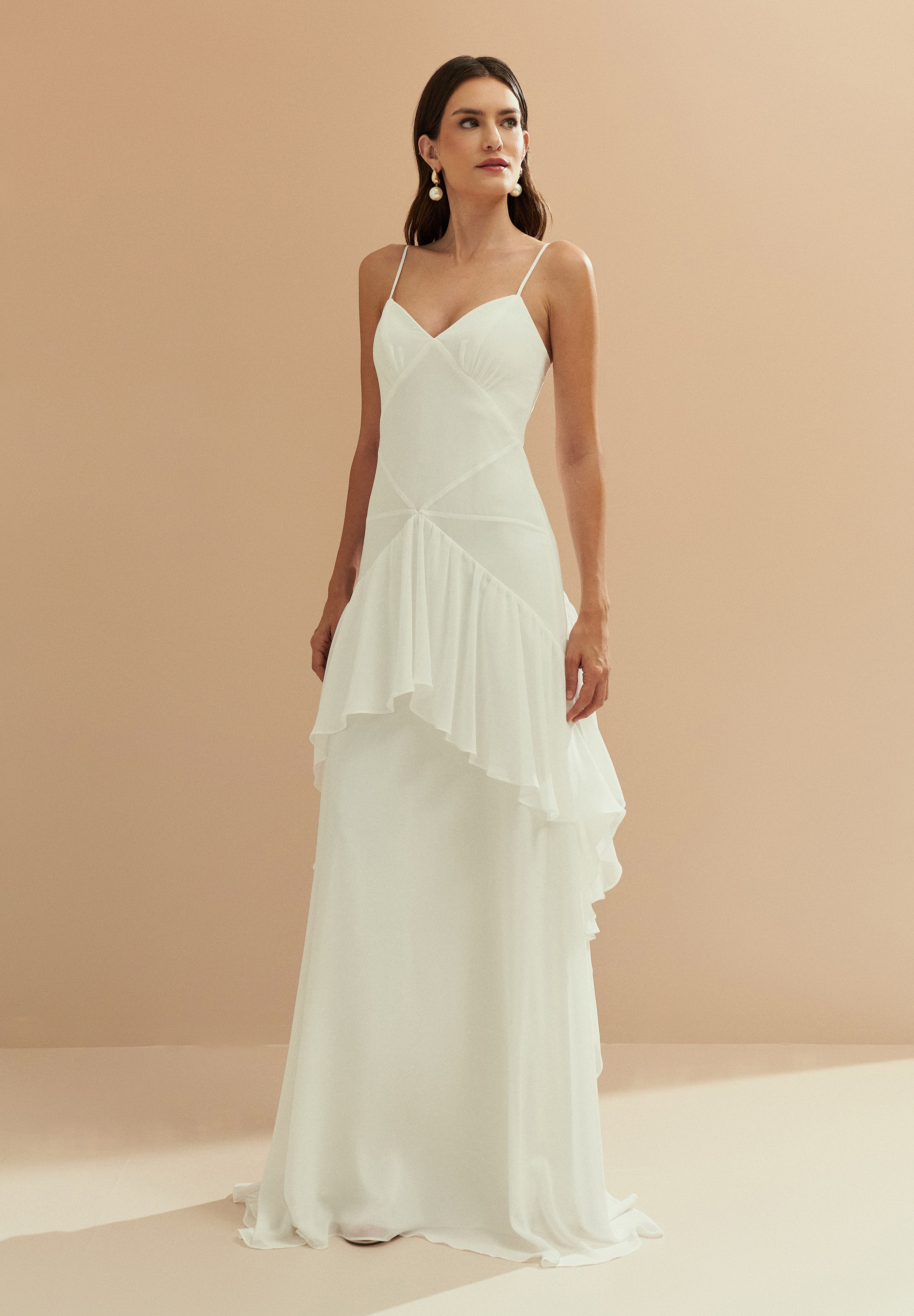 Vestido_Longo_em_Chiffon_com_Decote_V_Recortes_Estruturados_e_Saia_com_Babados_Assimetricos_Bangkok_Off_White4.jpg