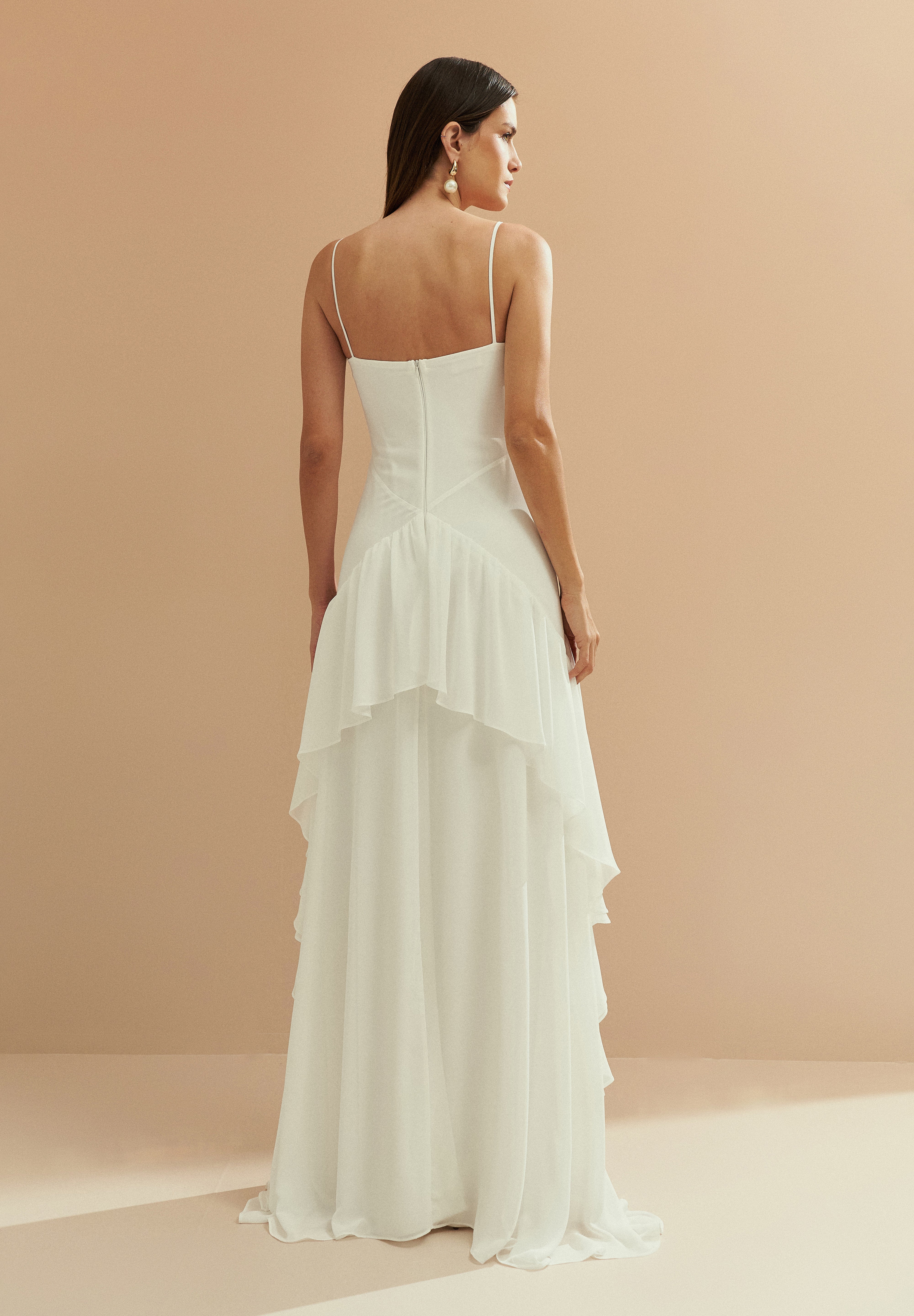 Vestido Longo em Chiffon com Decote V e Saia com Babados Assimétricos - Bangkok Off White