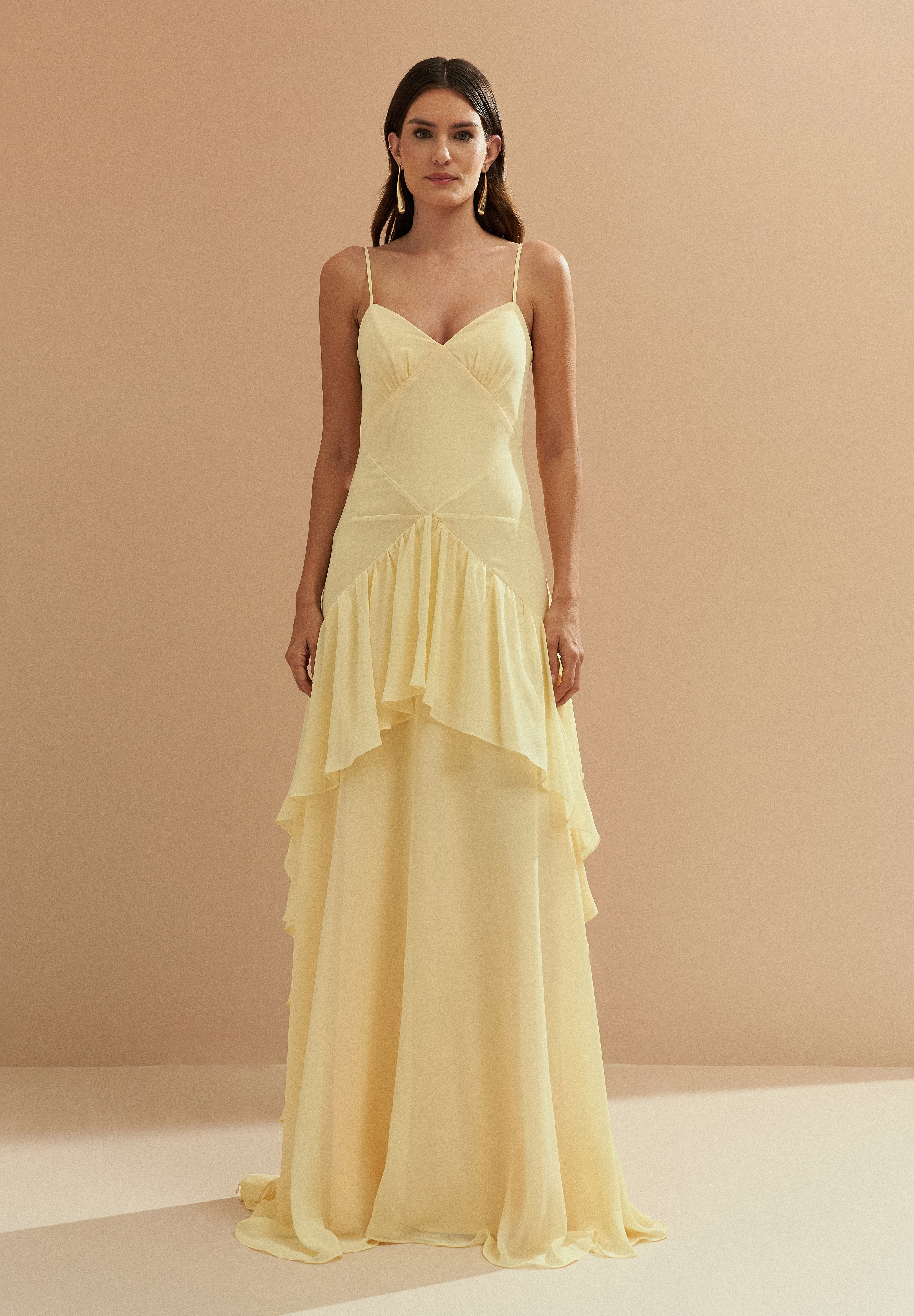 Vestido_Longo_em_Chiffon_com_Decote_V_e_Saia_com_Babados_Assimetricos_Bangkok_Amarelo_Manteiga4.jpg
