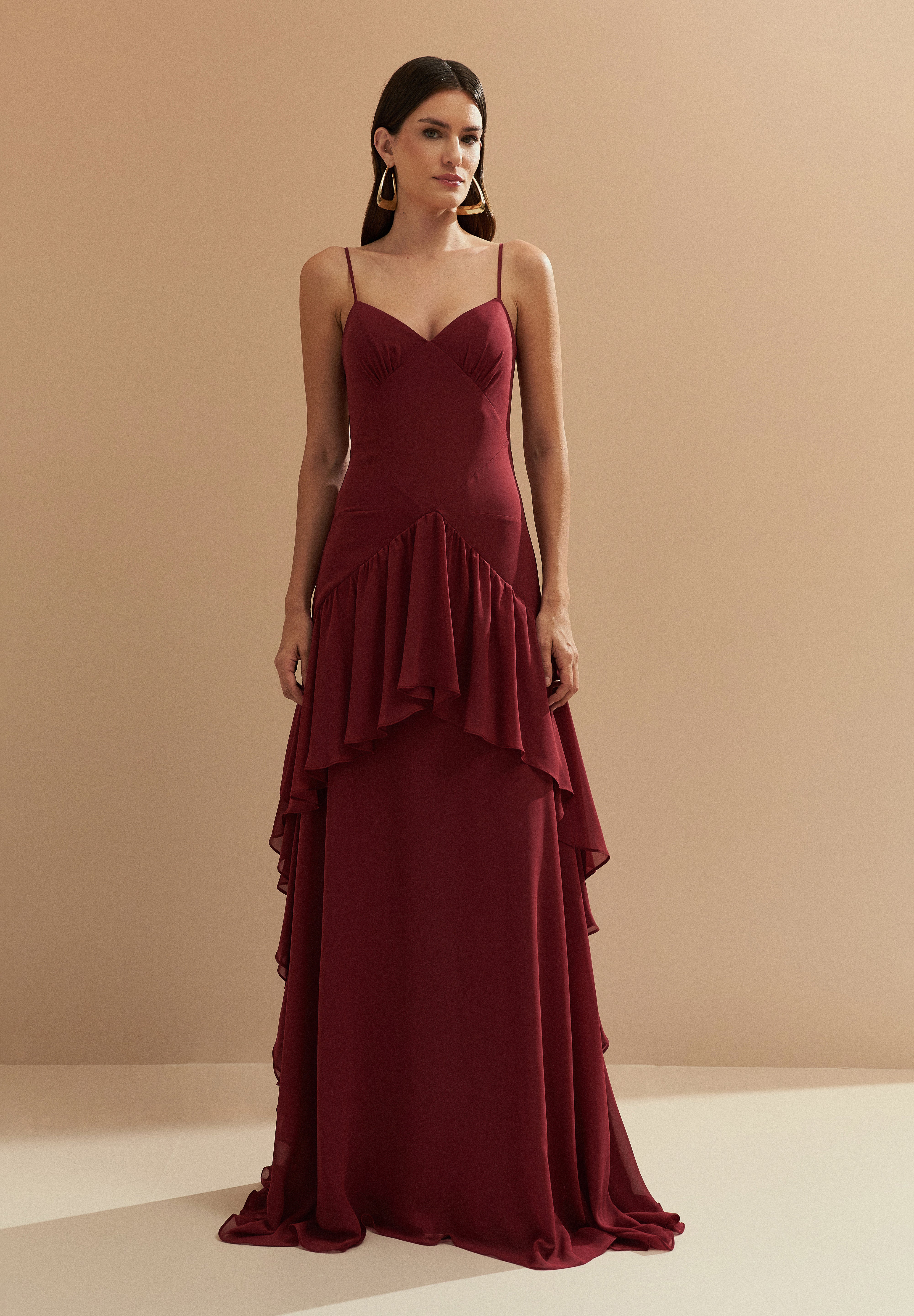 Vestido_Longo_em_Chiffon_com_Decote_V_e_Saia_com_Babados_Assimetricos_Bangkok_Marsala4.jpg