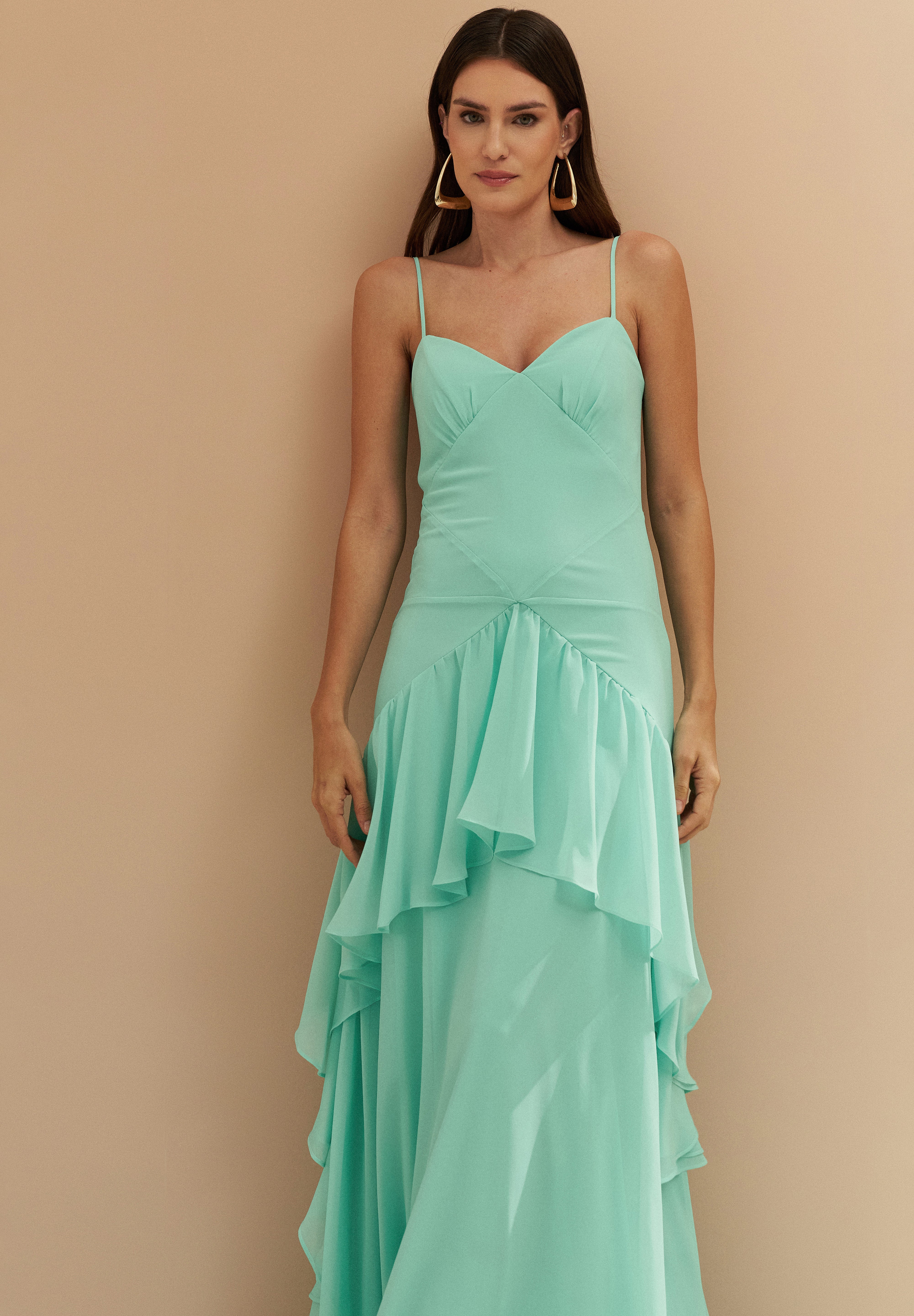 Vestido_Longo_em_Chiffon_com_Decote_V_e_Saia_com_Babados_Assimetricos_Bangkok_Tiffany1.jpg