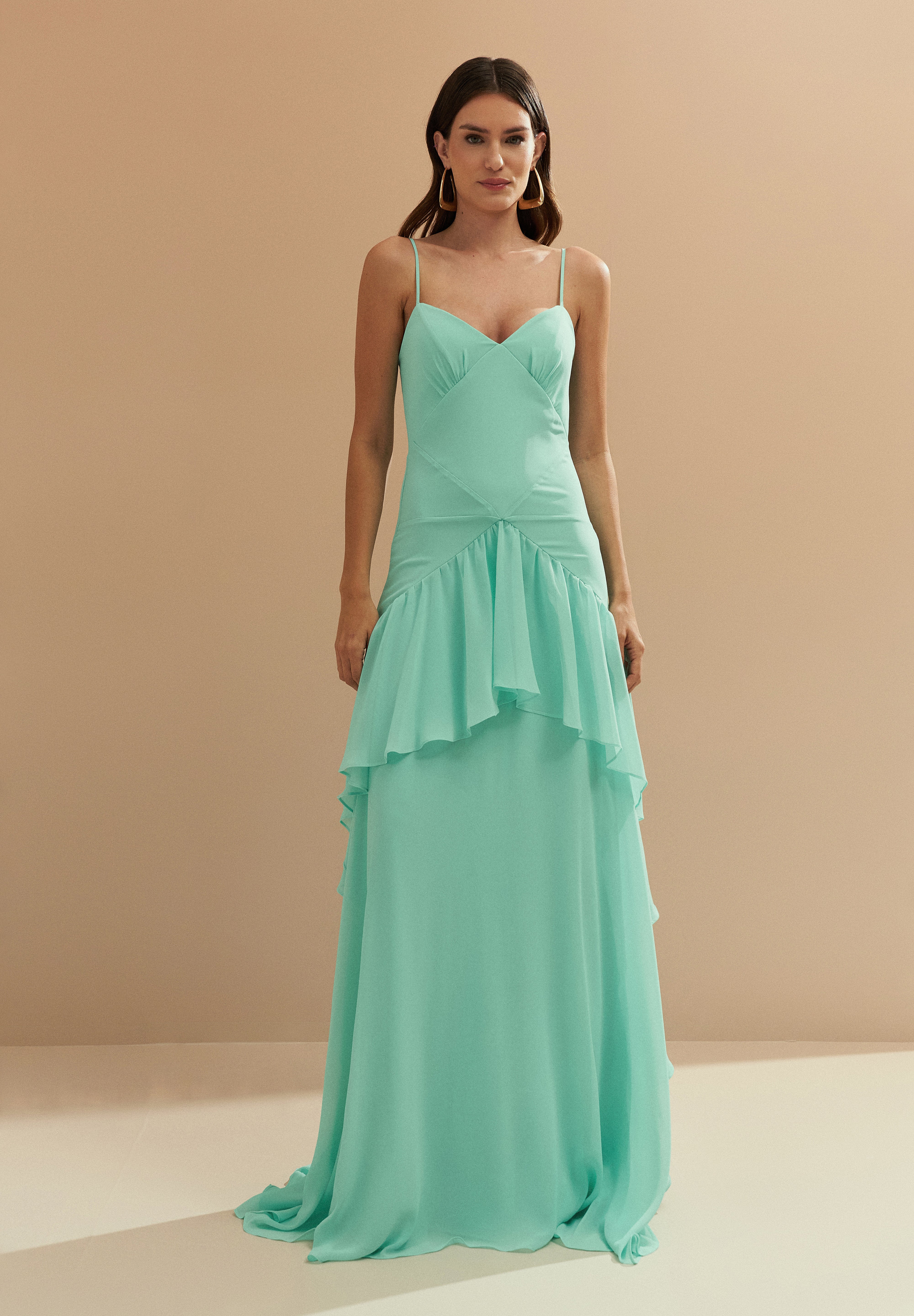 Vestido_Longo_em_Chiffon_com_Decote_V_e_Saia_com_Babados_Assimetricos_Bangkok_Tiffany4.jpg