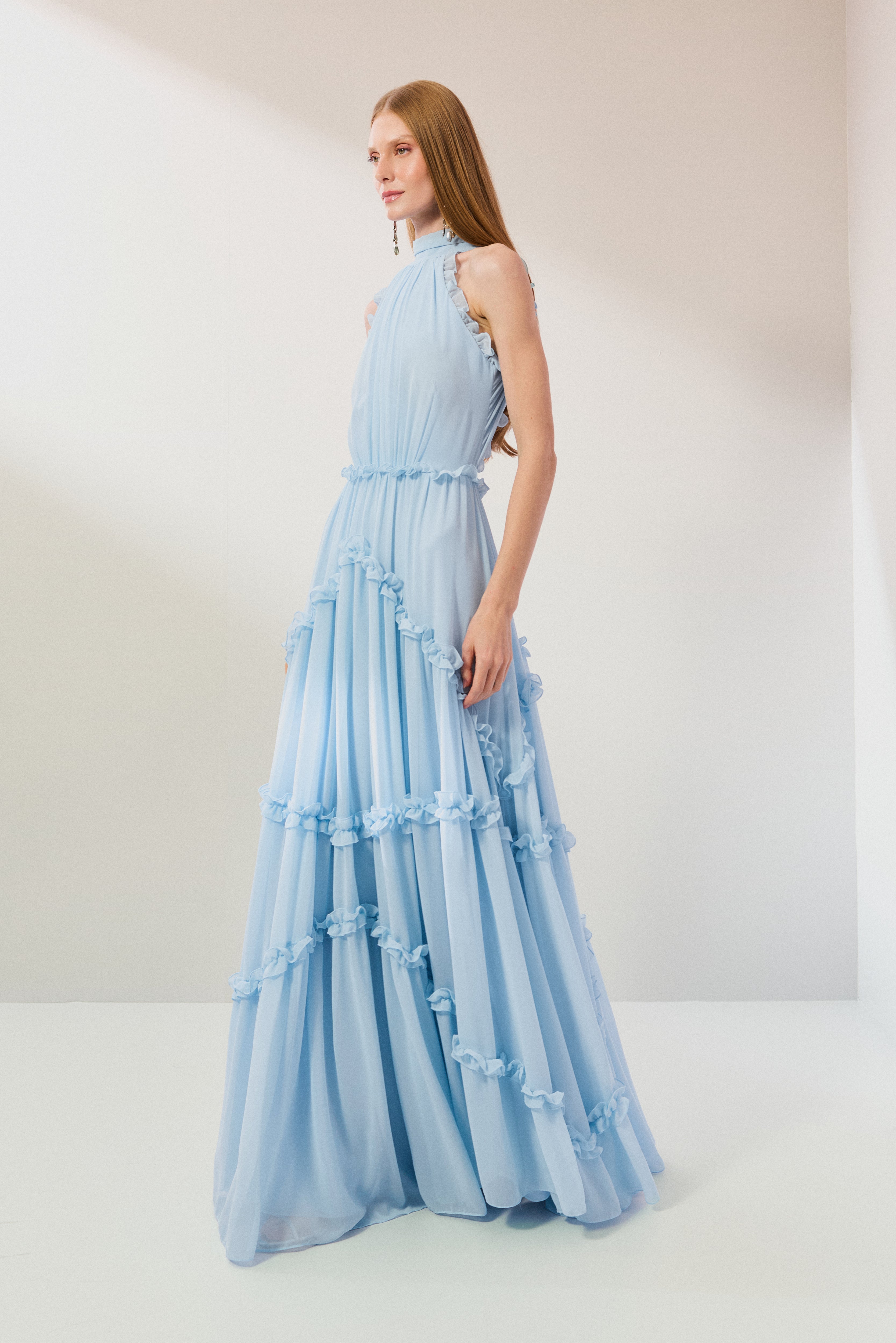 Vestido_Longo_em_Chiffon_com_Gola_Alta_Franzido_com_Babados_na_Saia_e_Abertura_nas_Costas_com_Fechamento_em_Laco_Alvorada_Azul_Serenity1.jpg