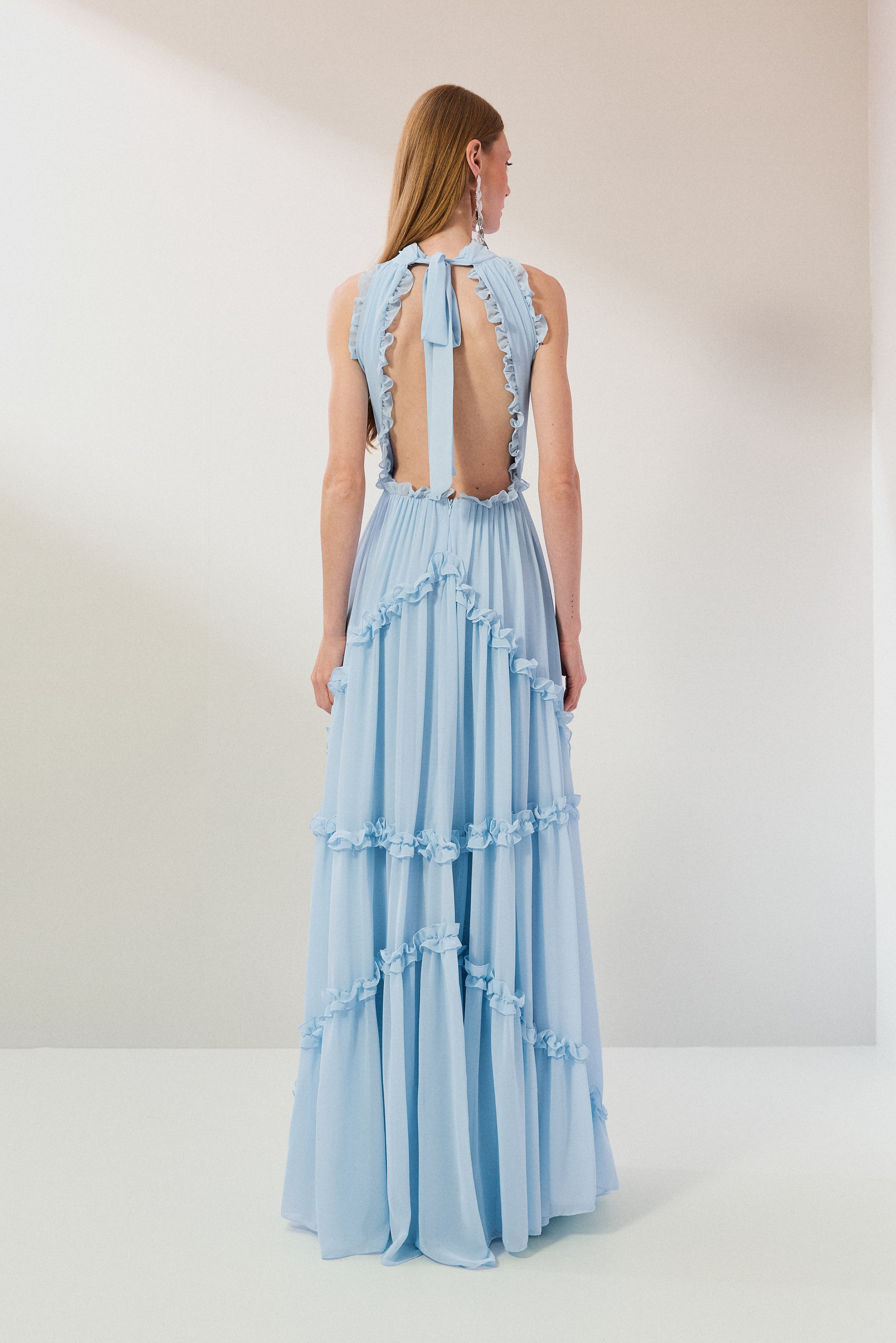 Vestido Longo em Chiffon com Gola Alta, Franzido com Babados na Saia e Abertura nas Costas com Fechamento em Laço - Alvorada Azul Serenity