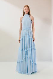 Vestido Longo em Chiffon com Gola Alta, Franzido com Babados na Saia e Abertura nas Costas com Fechamento em Laço - Alvorada Azul Serenity