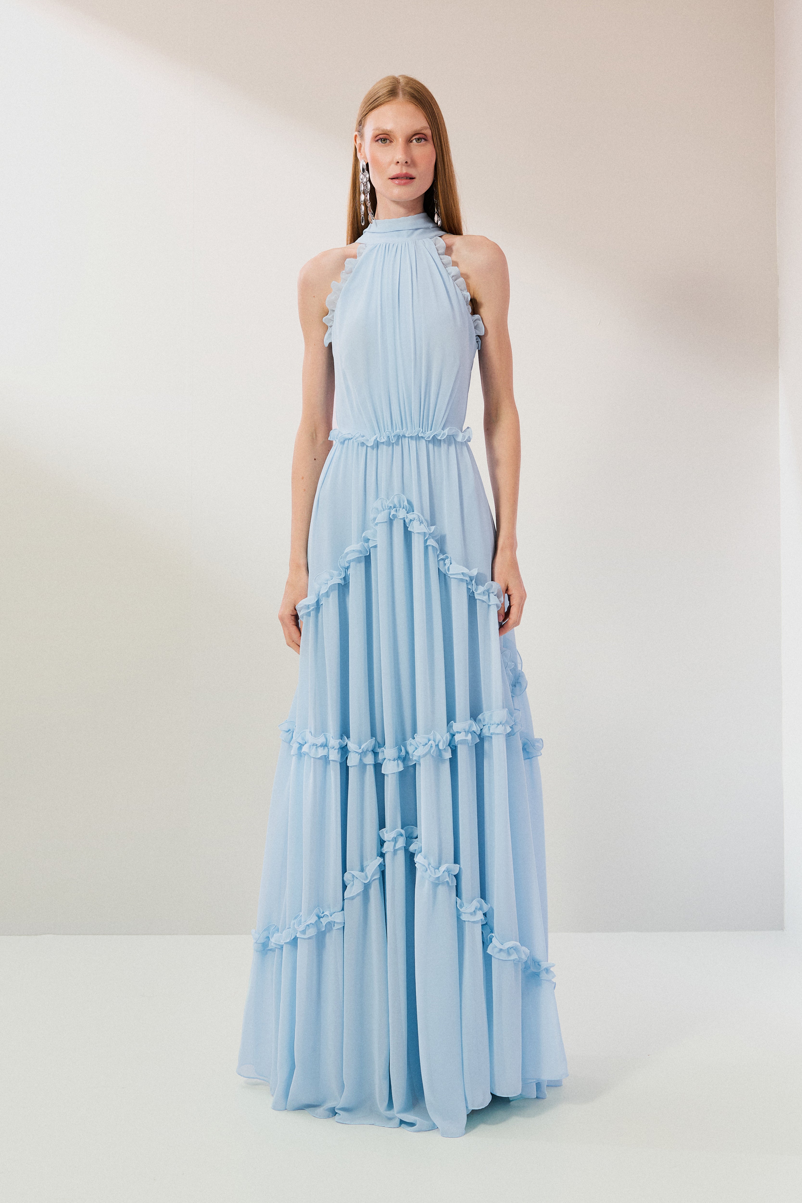 Vestido Longo em Chiffon com Gola Alta, Franzido com Babados na Saia e Abertura nas Costas com Fechamento em Laço - Alvorada Azul Serenity