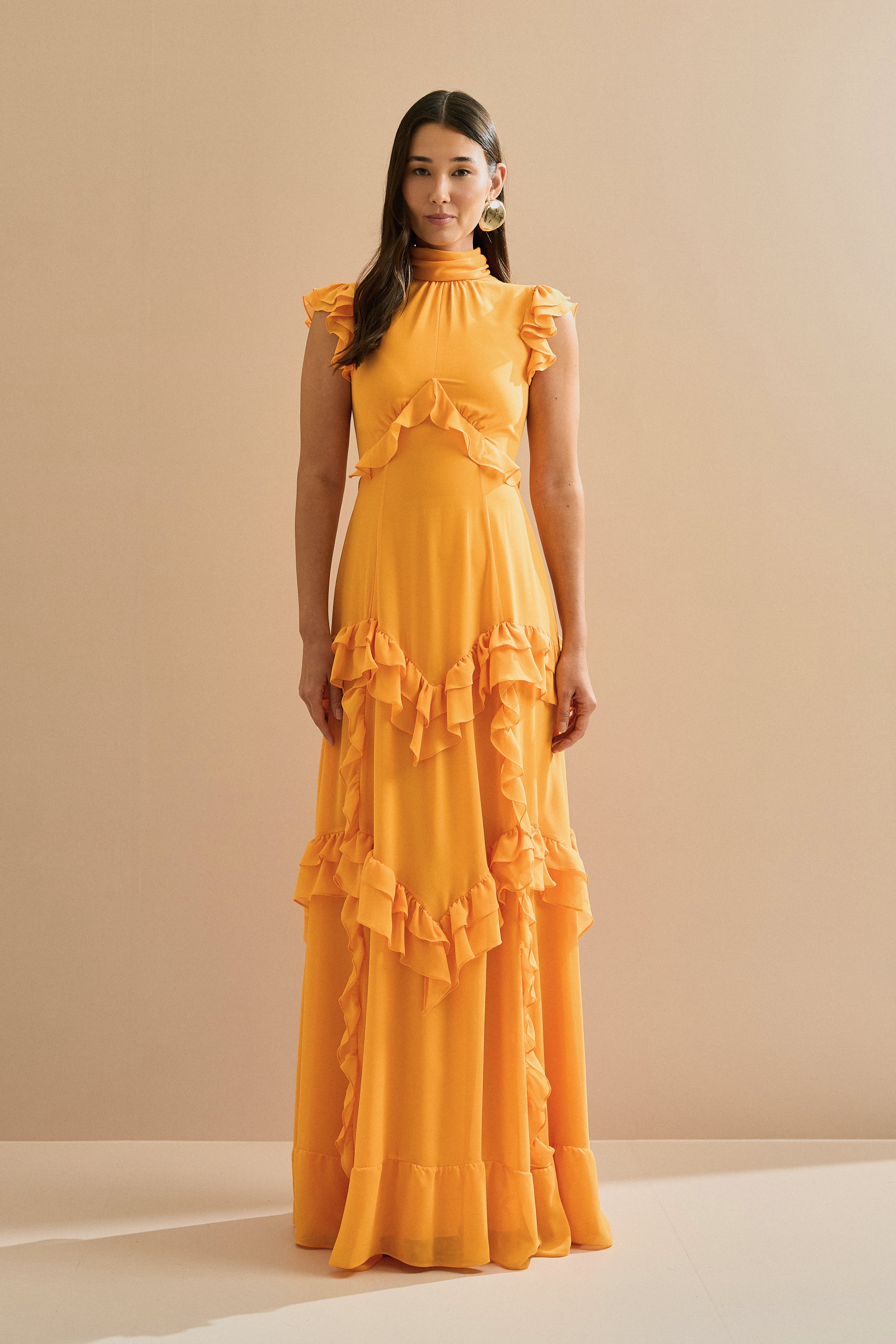 Vestido Longo em Chiffon com Gola Alta e Recortes com Babados Assimétricos - Monte Sinai Amarelo Manga
