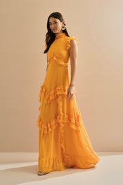 Vestido Longo em Chiffon com Gola Alta e Recortes com Babados Assimétricos - Monte Sinai Amarelo Manga