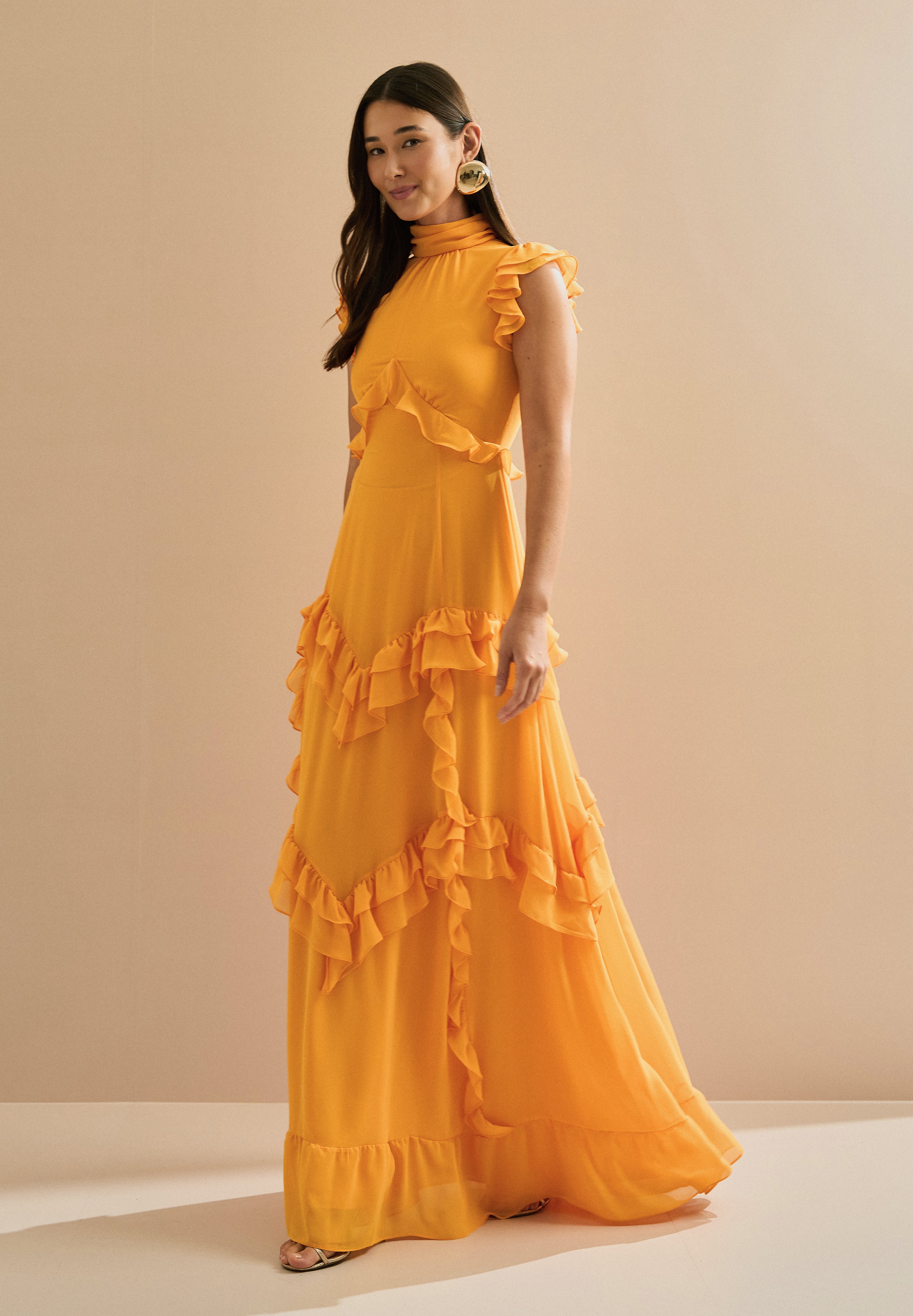 Vestido Longo em Chiffon com Gola Alta e Recortes com Babados Assimétricos - Monte Sinai Amarelo Manga