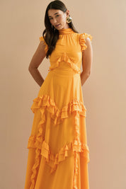 Vestido Longo em Chiffon com Gola Alta e Recortes com Babados Assimétricos - Monte Sinai Amarelo Manga