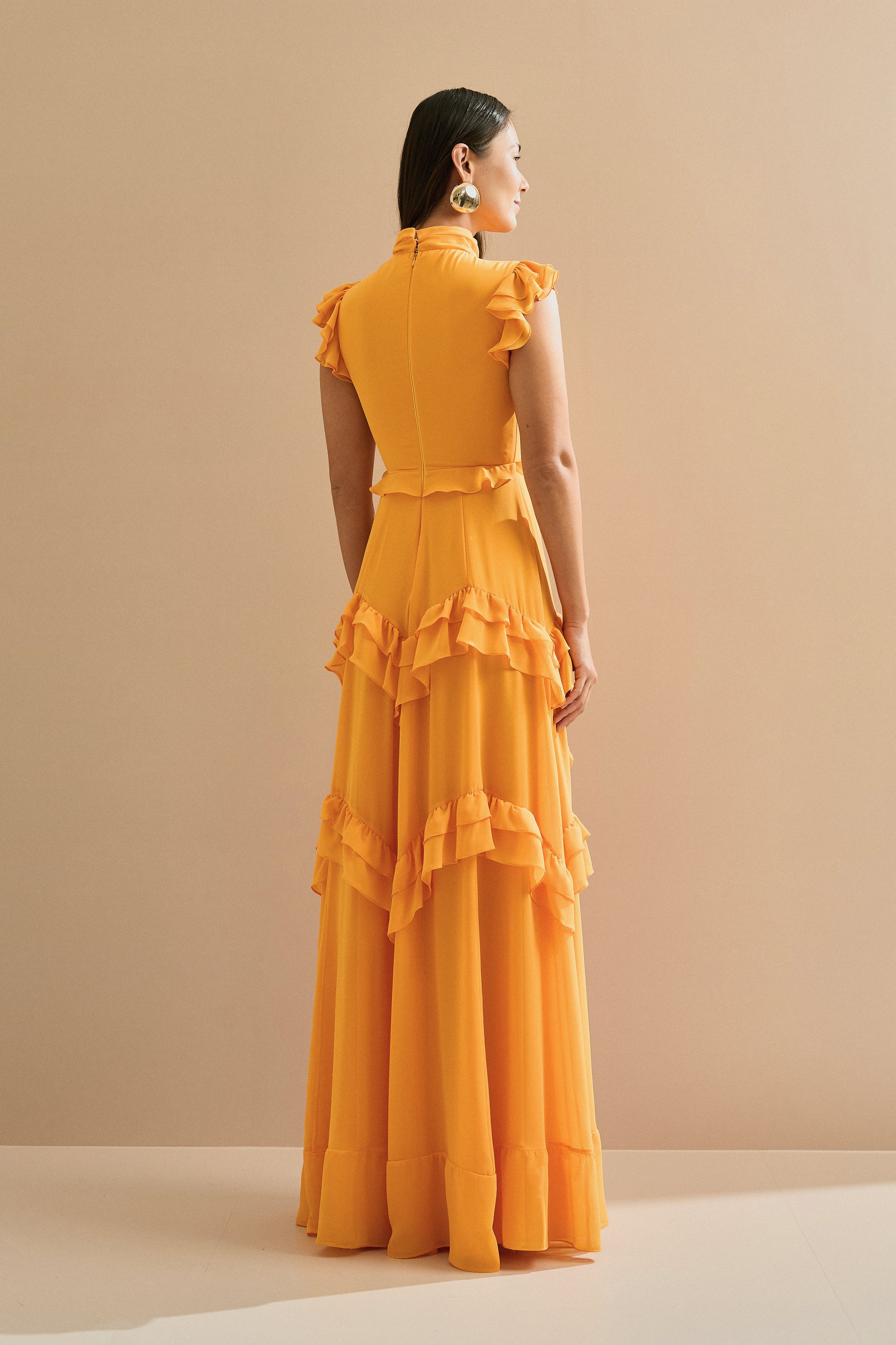 Vestido Longo em Chiffon com Gola Alta e Recortes com Babados Assimétricos - Monte Sinai Amarelo Manga