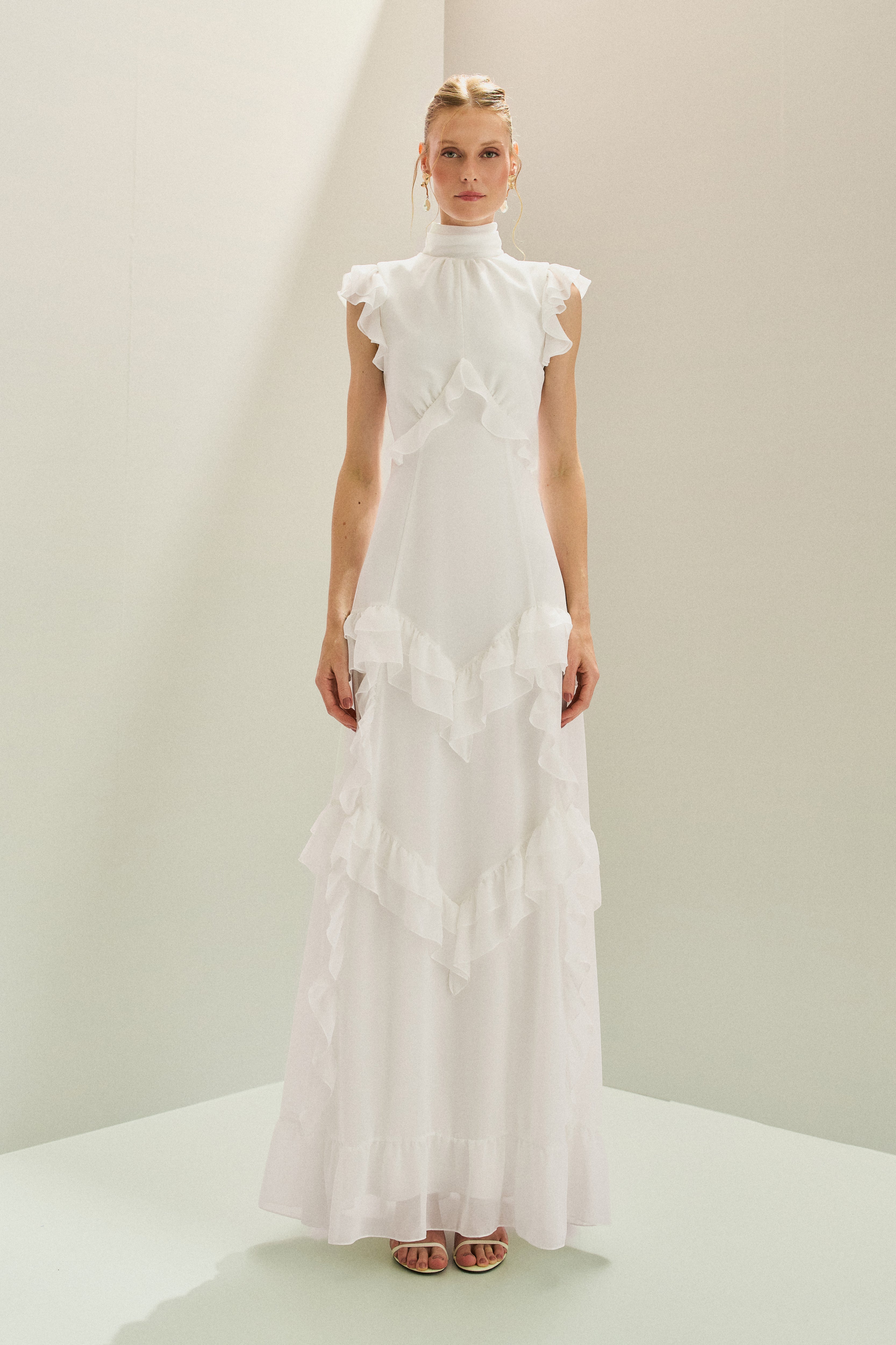 Vestido Longo em Chiffon com Gola Alta e Recortes com Babados Assimétricos - Monte Sinai Off White