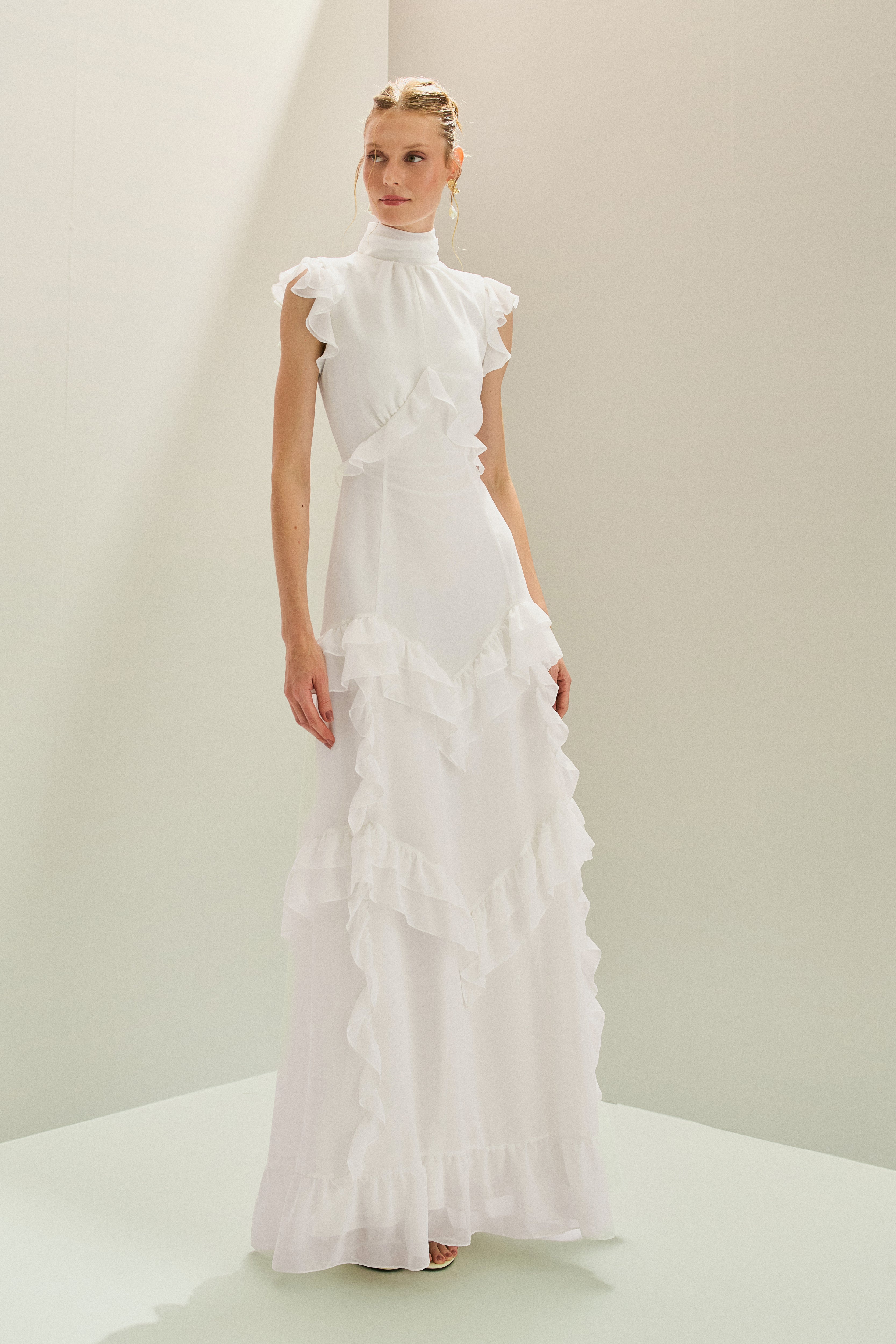 Vestido_Longo_em_Chiffon_com_Gola_Alta_e_Recortes_com_Babados_Assimetricos_Monte_Sinai_Off_White2.jpg