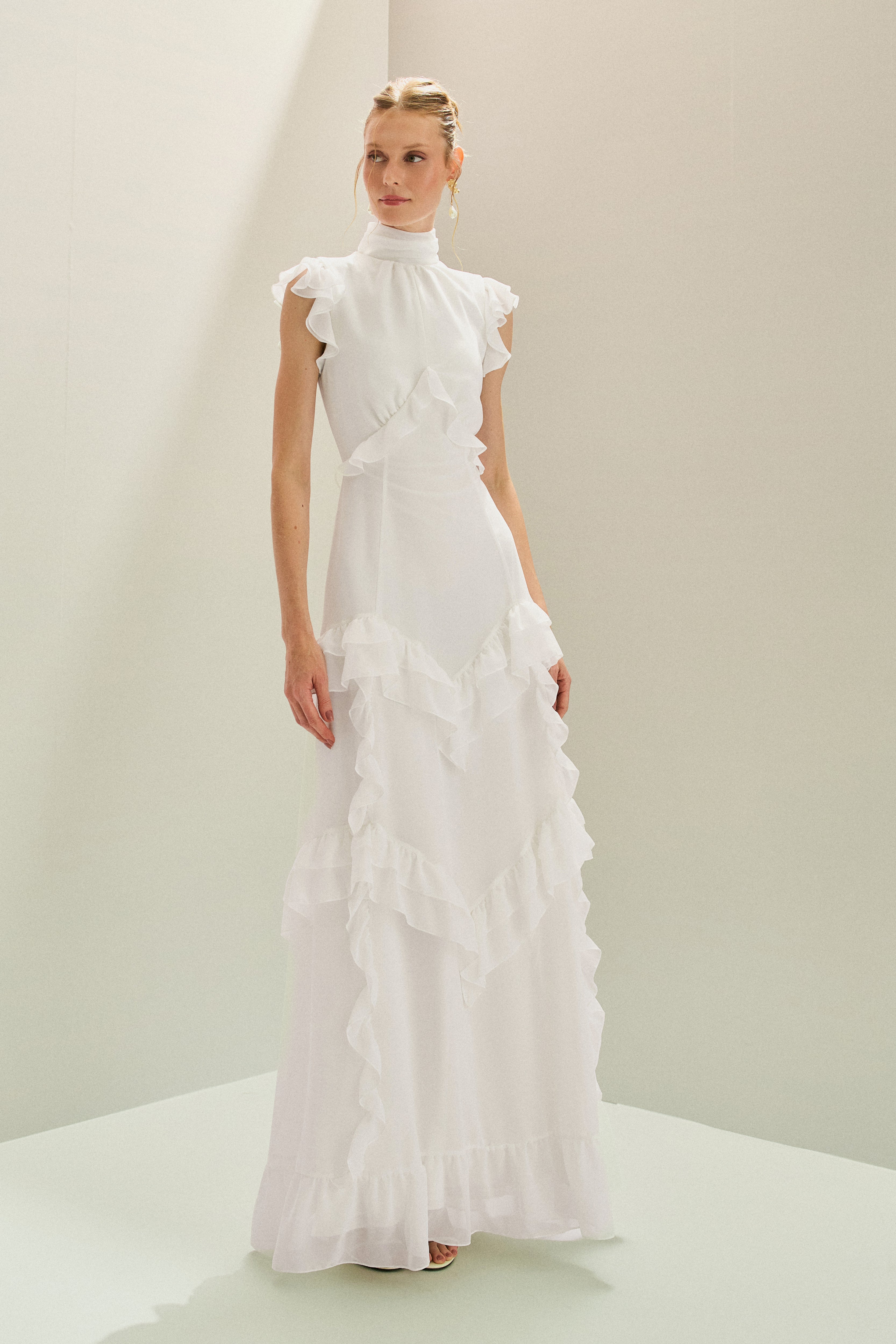 Vestido Longo em Chiffon com Gola Alta e Recortes com Babados Assimétricos - Monte Sinai Off White
