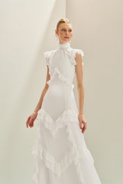 Vestido Longo em Chiffon com Gola Alta e Recortes com Babados Assimétricos - Monte Sinai Off White