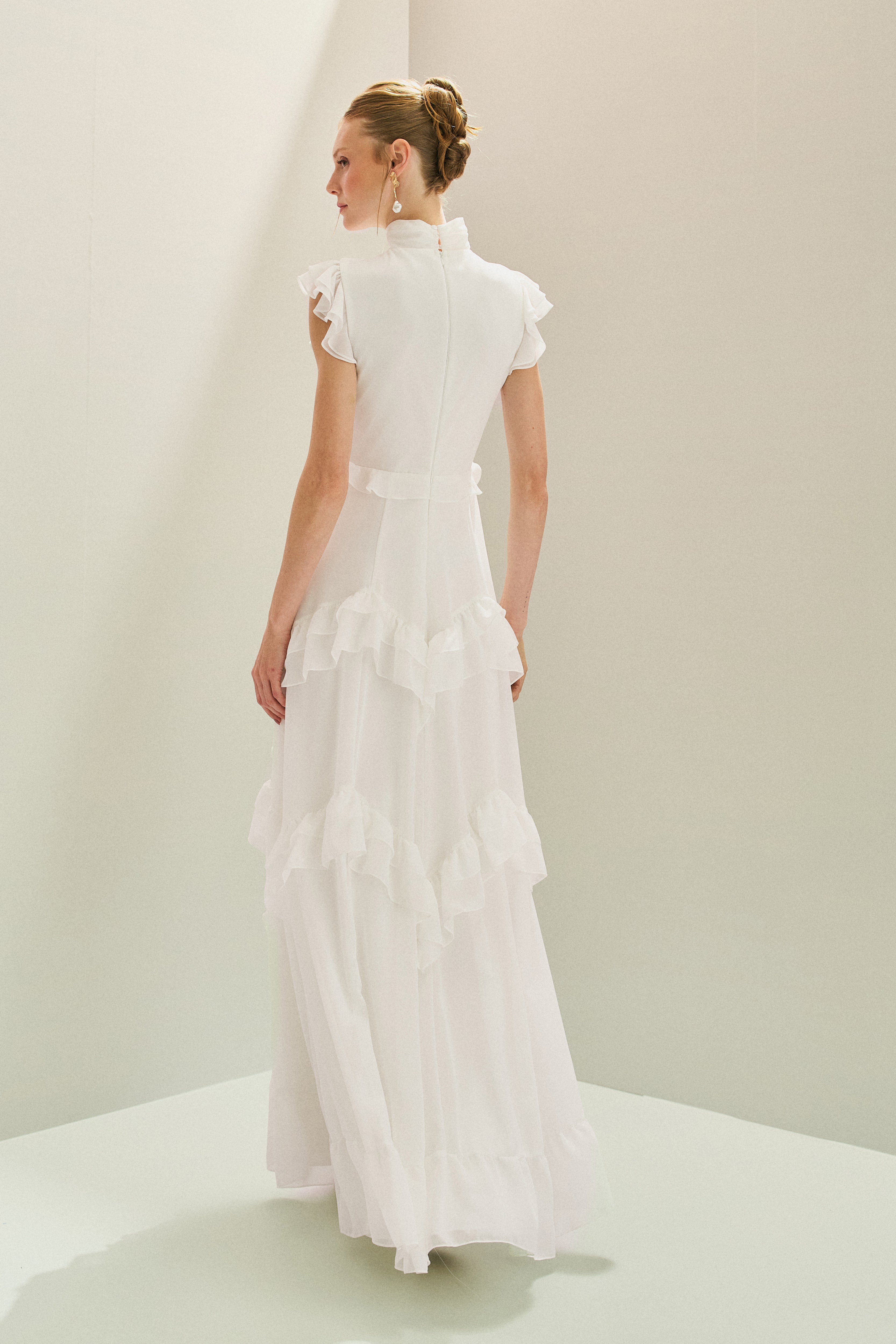 Vestido Longo em Chiffon com Gola Alta e Recortes com Babados Assimétricos - Monte Sinai Off White