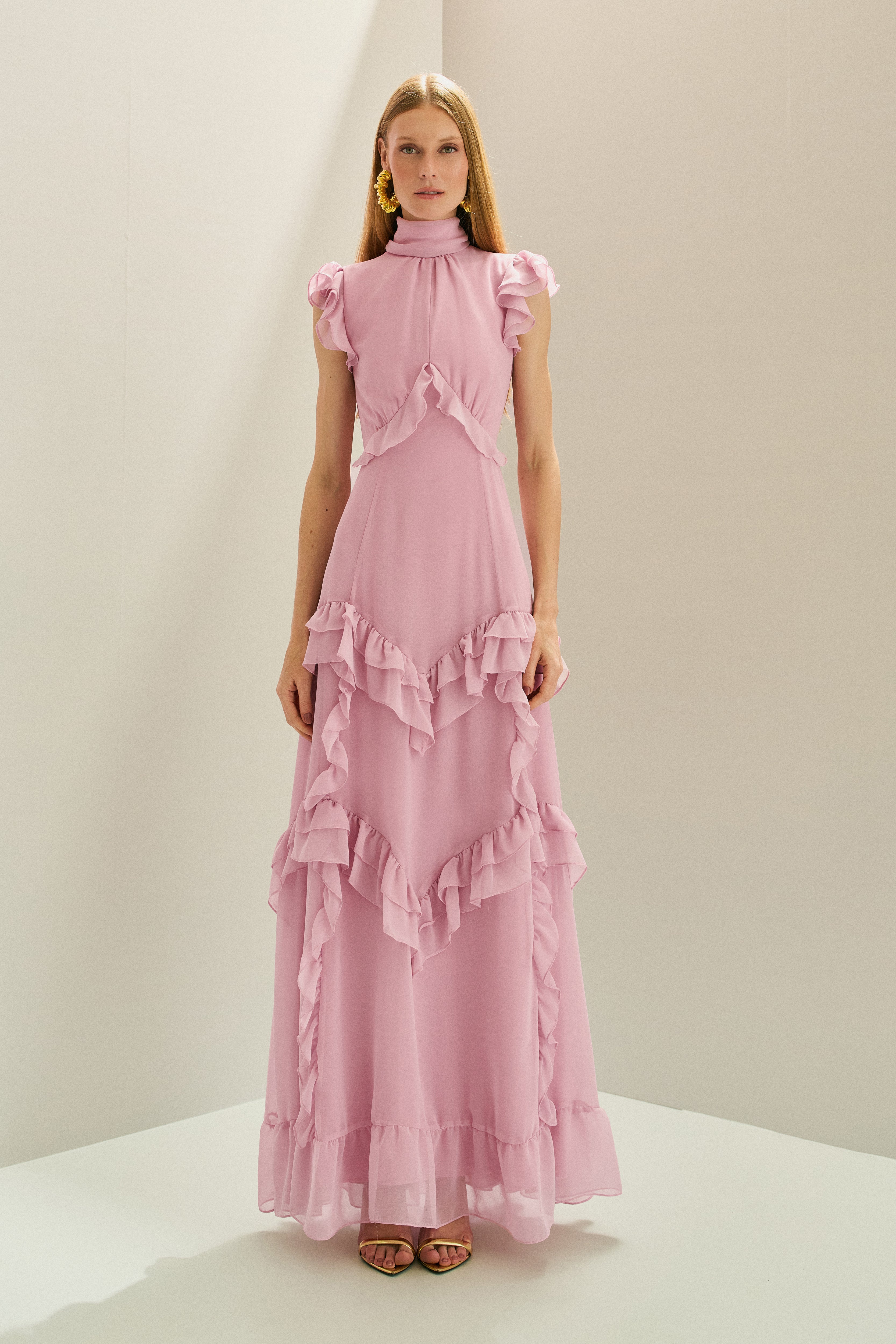 Vestido Longo em Chiffon com Gola Alta e Recortes com Babados Assimétricos - Monte Sinai Rosa Claro
