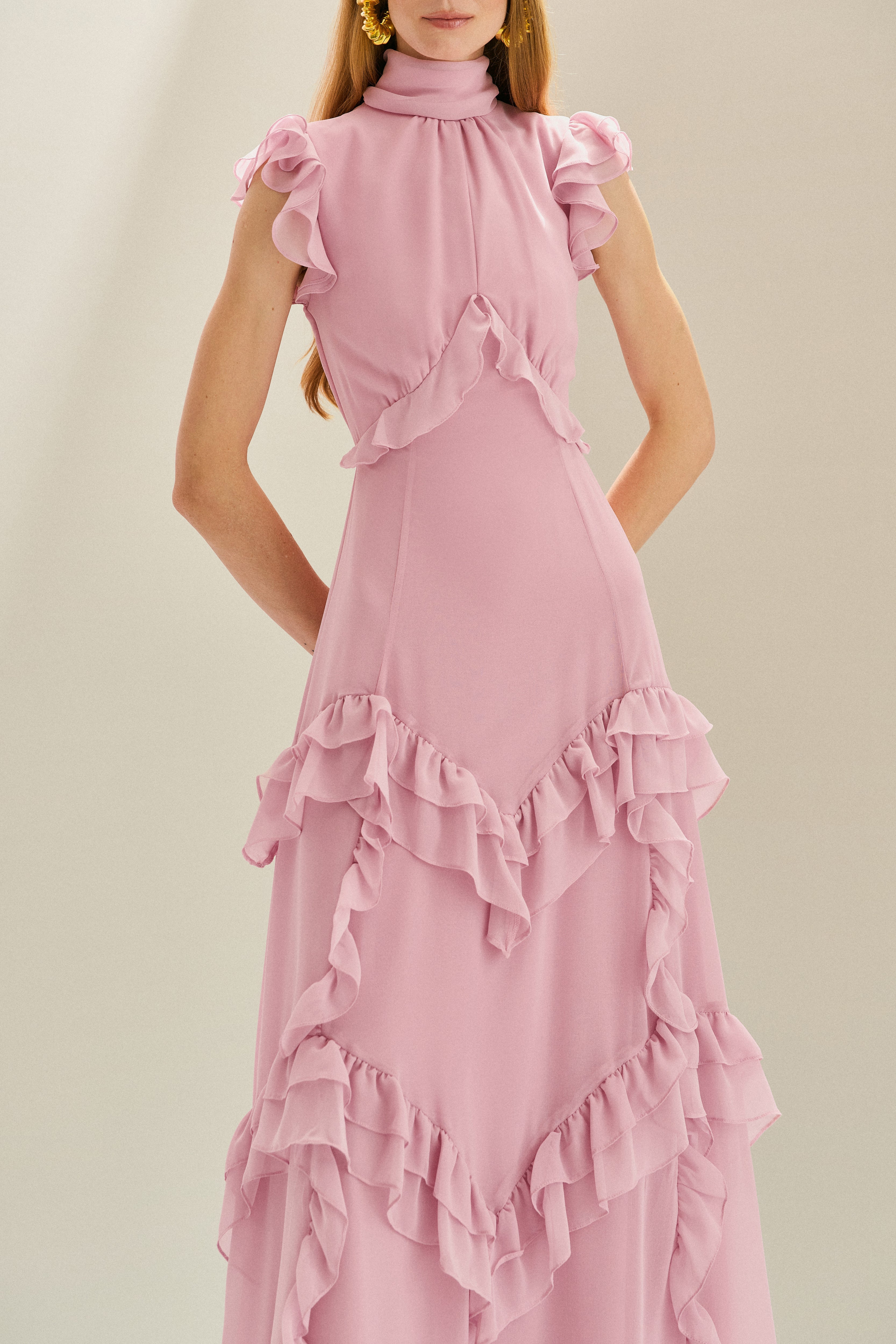 Vestido Longo em Chiffon com Gola Alta e Recortes com Babados Assimétricos - Monte Sinai Rosa Claro