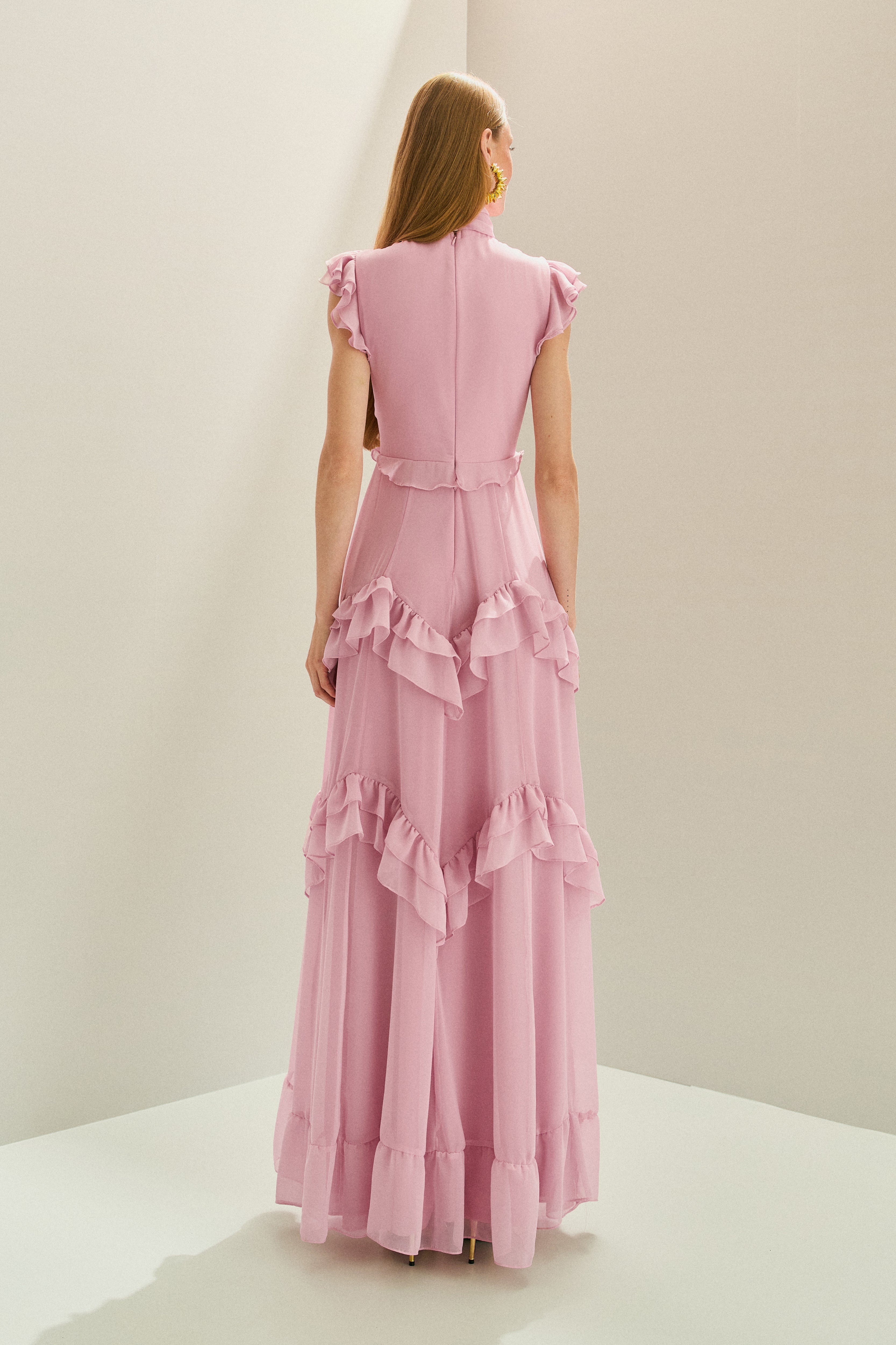 Vestido Longo em Chiffon com Gola Alta e Recortes com Babados Assimétricos - Monte Sinai Rosa Claro