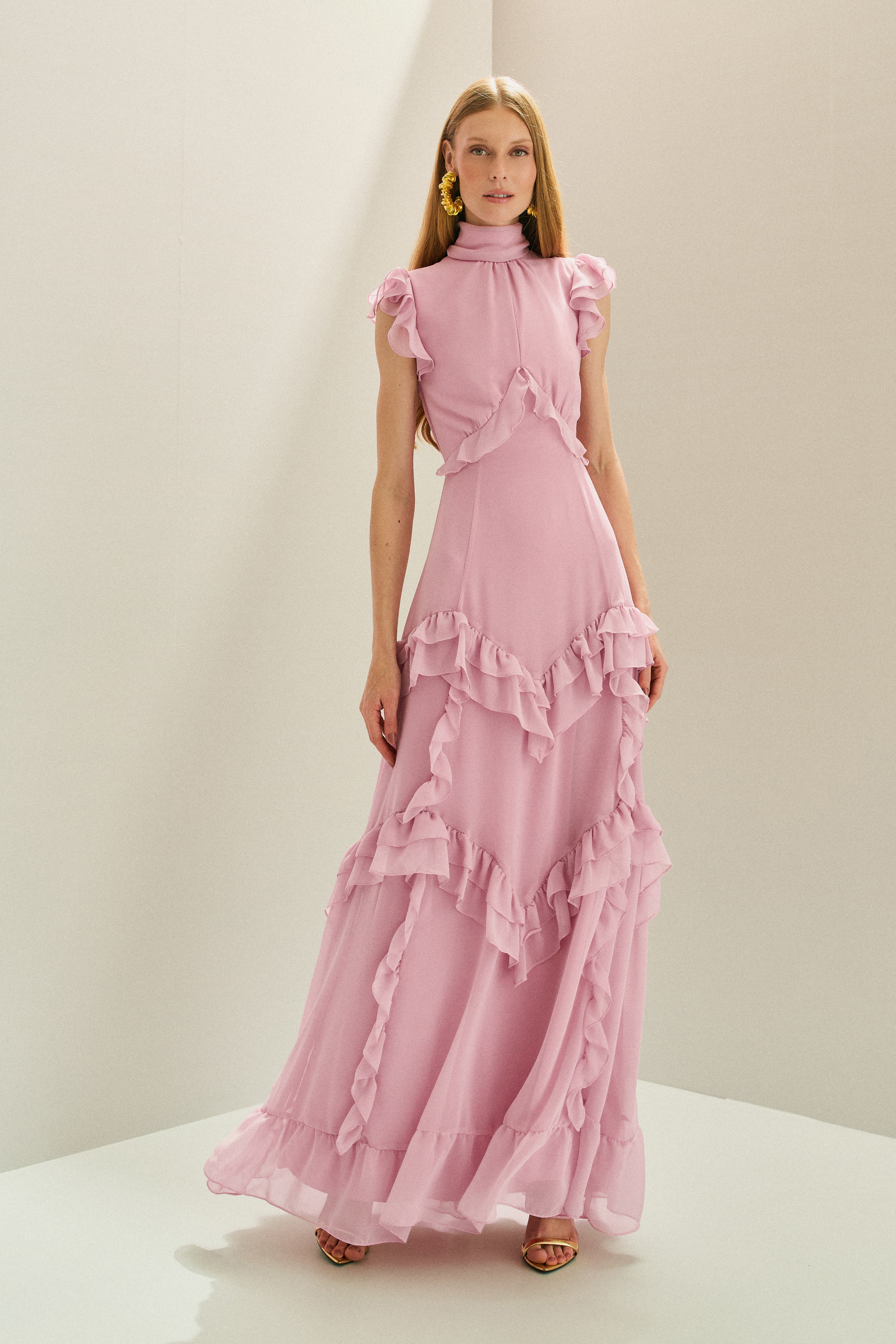 Vestido_Longo_em_Chiffon_com_Gola_Alta_e_Recortes_com_Babados_Assimetricos_Monte_Sinai_Rosa_Claro4.jpg