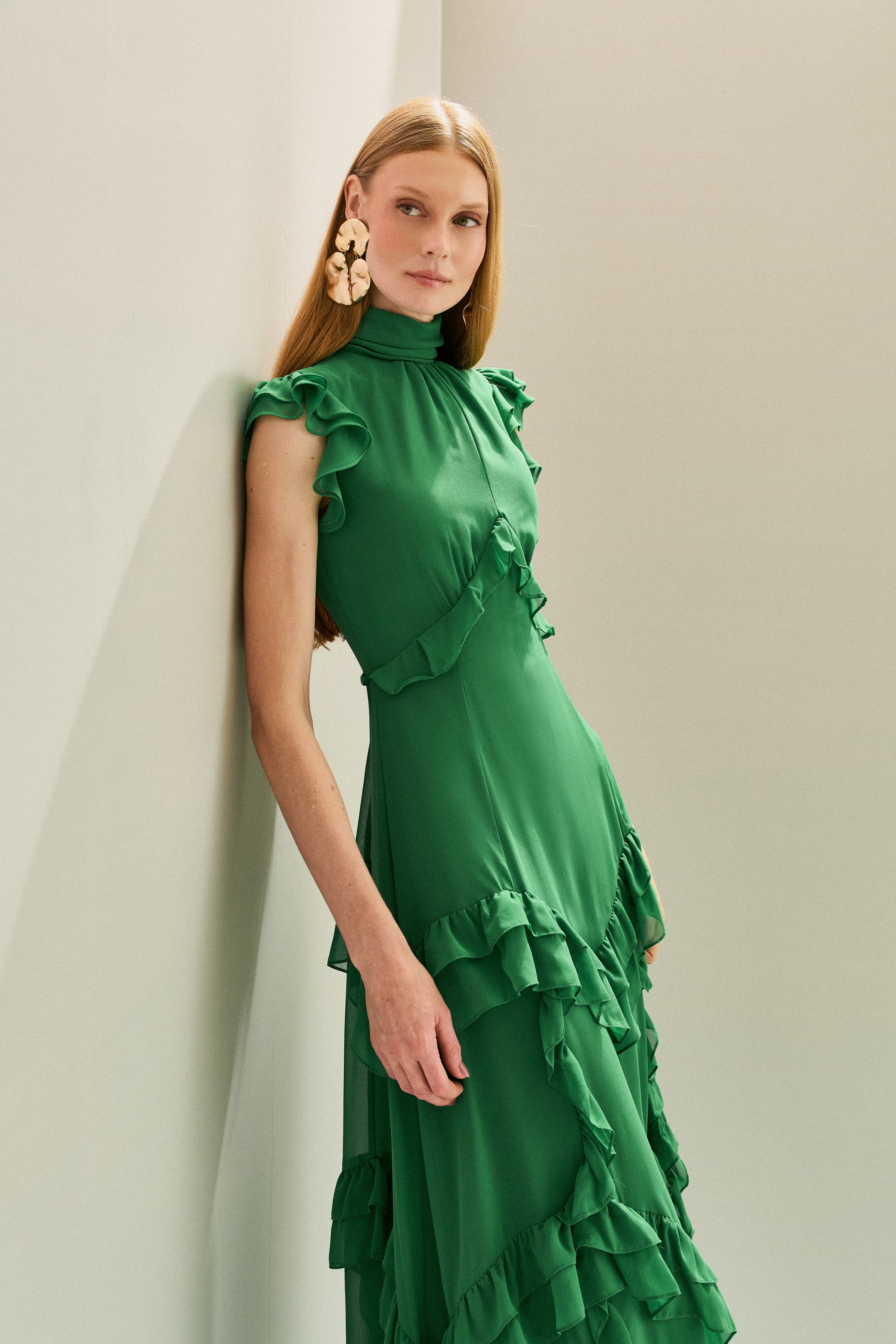 Vestido_Longo_em_Chiffon_com_Gola_Alta_e_Recortes_com_Babados_Assimetricos_Monte_Sinai_Verde_Bandeira2.jpg