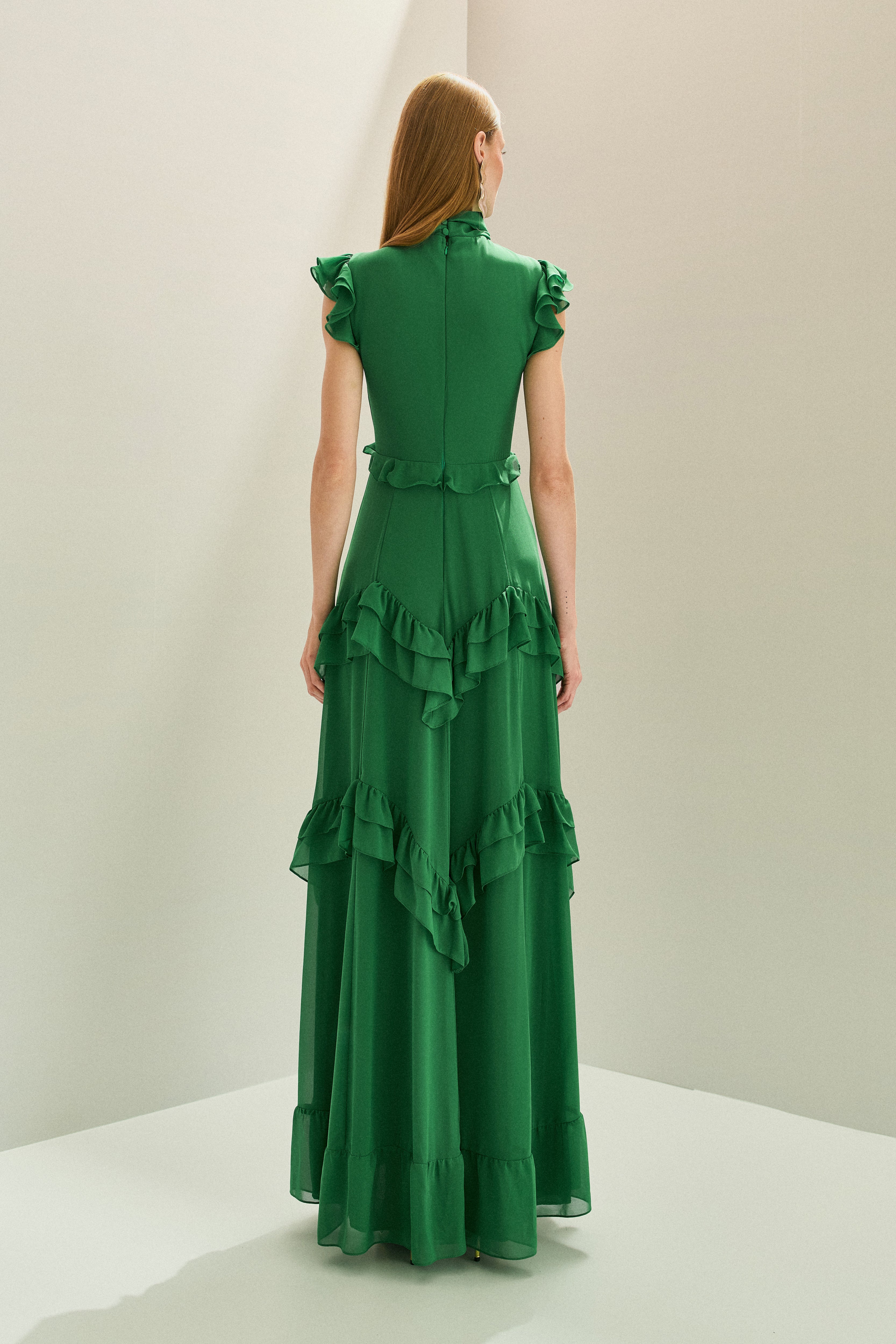 Vestido Longo em Chiffon com Gola Alta e Recortes com Babados Assimétricos - Monte Sinai Verde Bandeira