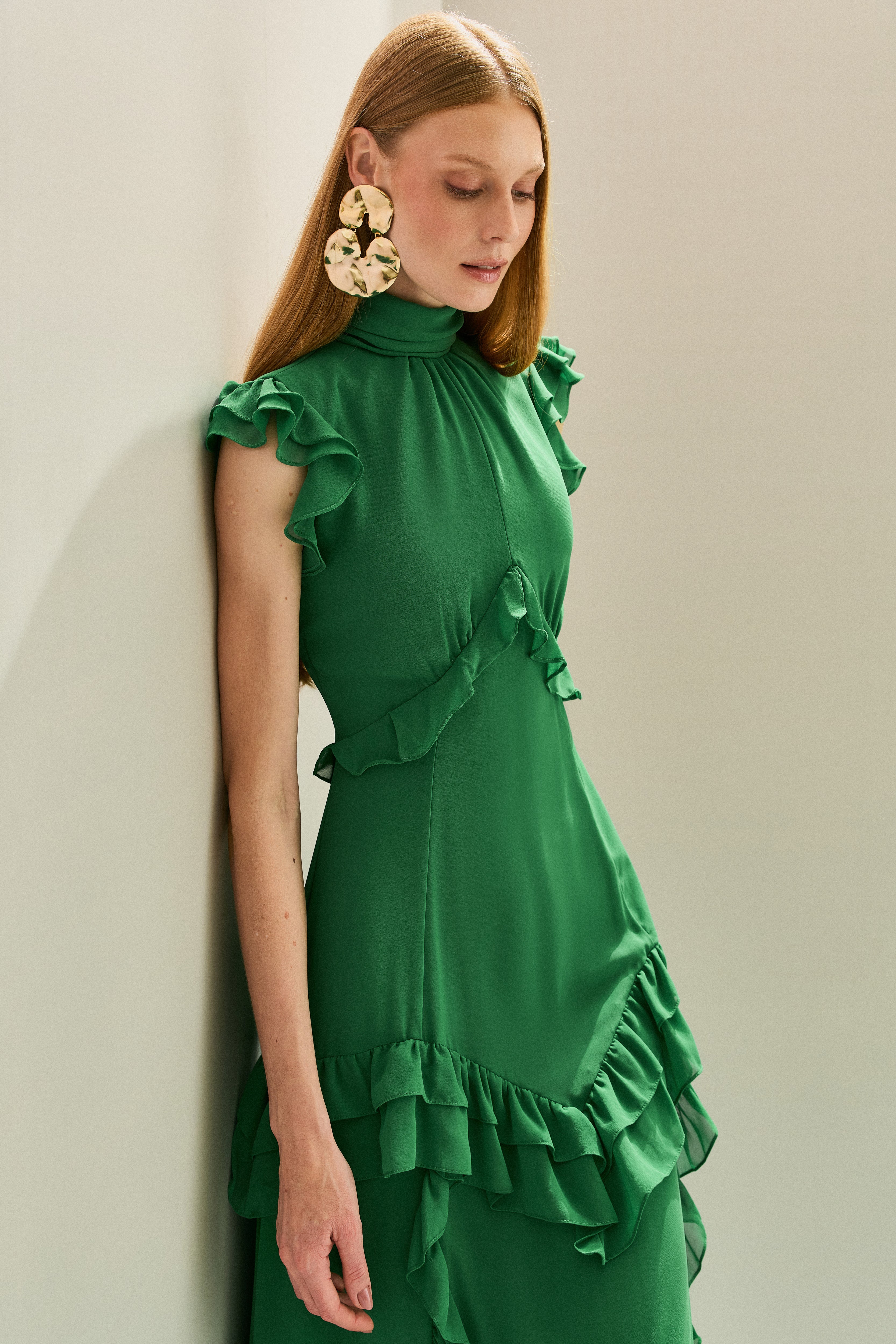 Vestido Longo em Chiffon com Gola Alta e Recortes com Babados Assimétricos - Monte Sinai Verde Bandeira
