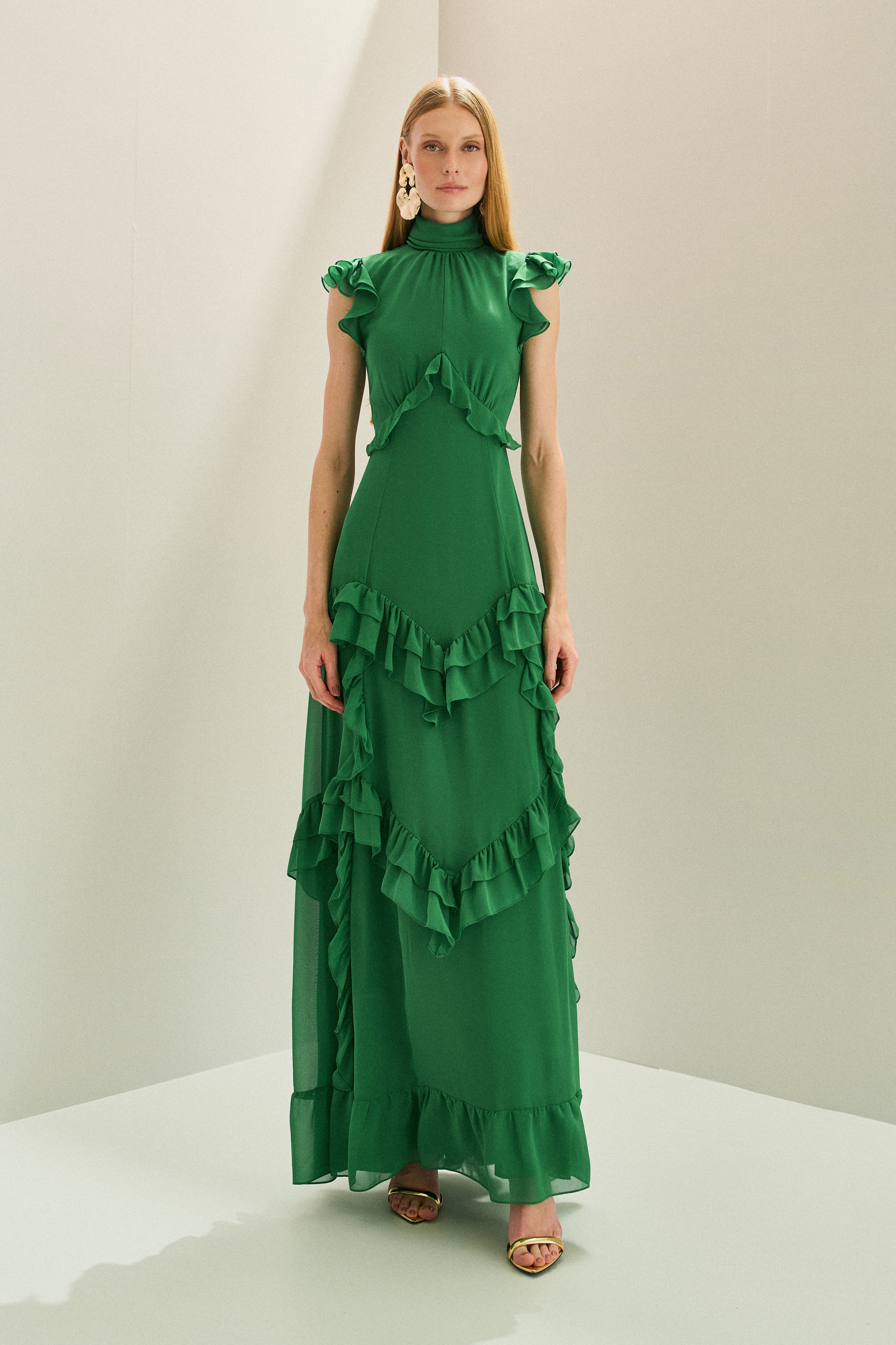 Vestido Longo em Chiffon com Gola Alta e Recortes com Babados Assimétricos - Monte Sinai Verde Bandeira