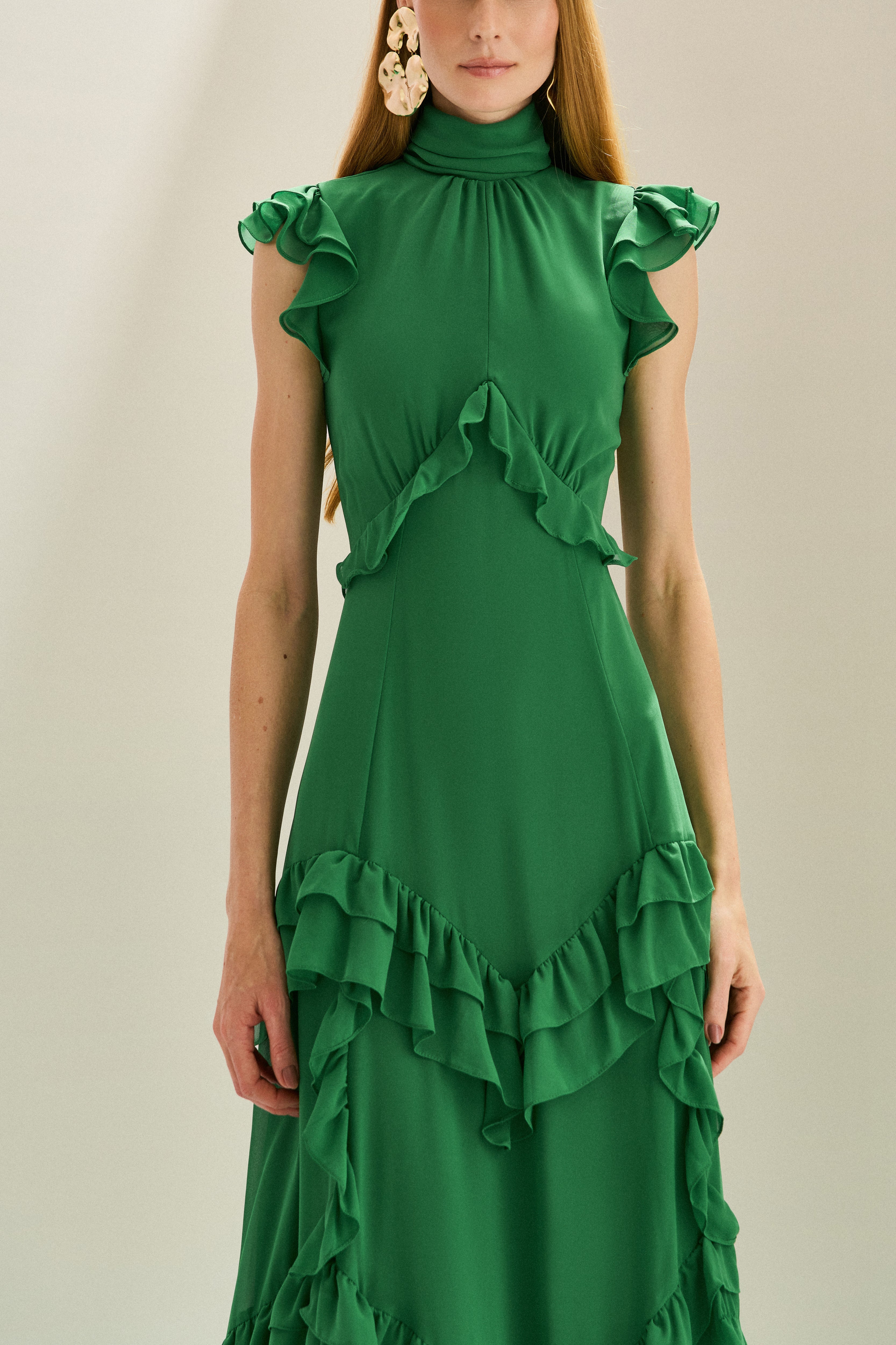 Vestido Longo em Chiffon com Gola Alta e Recortes com Babados Assimétricos - Monte Sinai Verde Bandeira