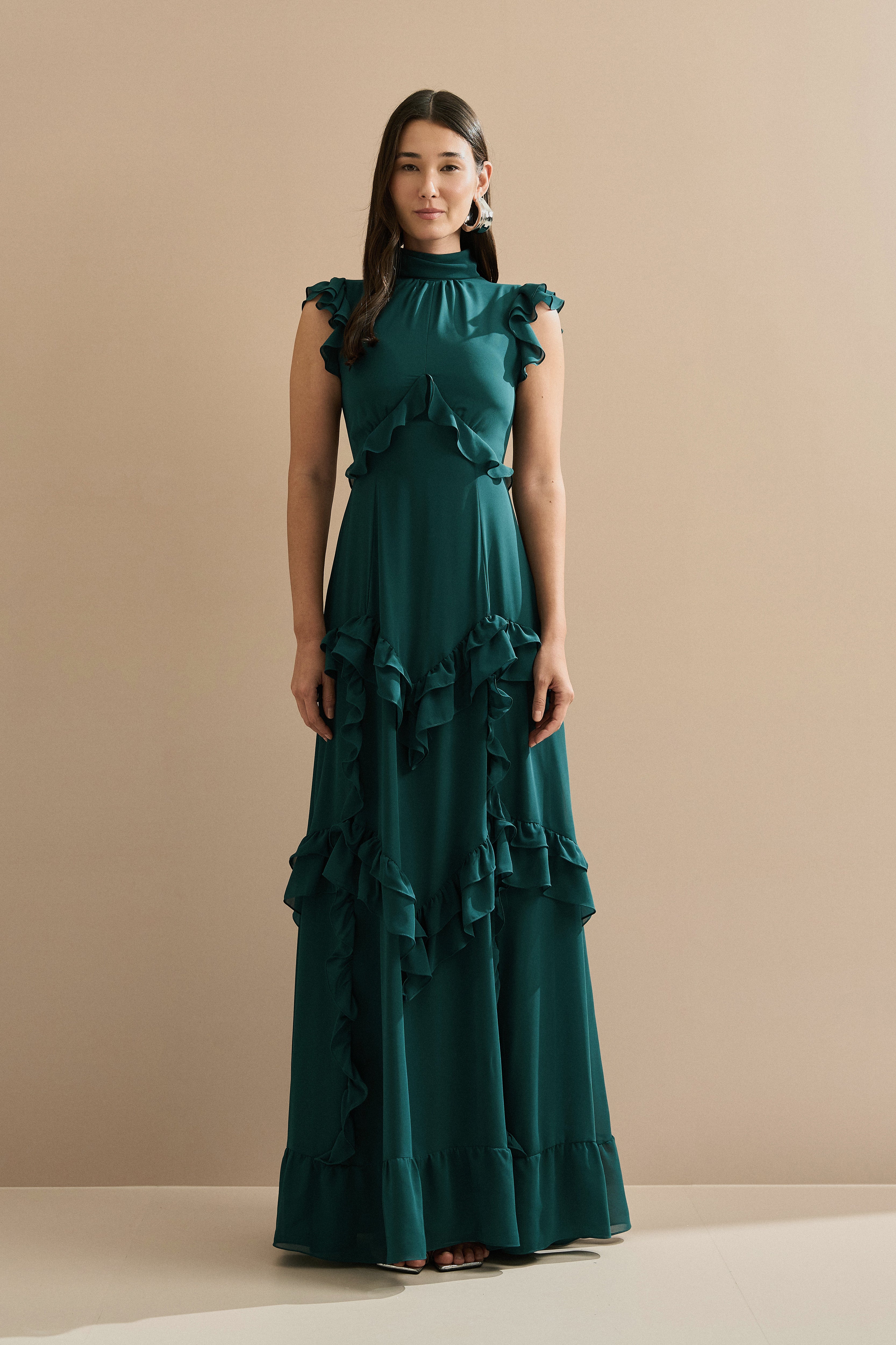 Vestido Longo em Chiffon com Gola Alta e Recortes com Babados Assimétricos - Monte Sinai Verde Petróleo