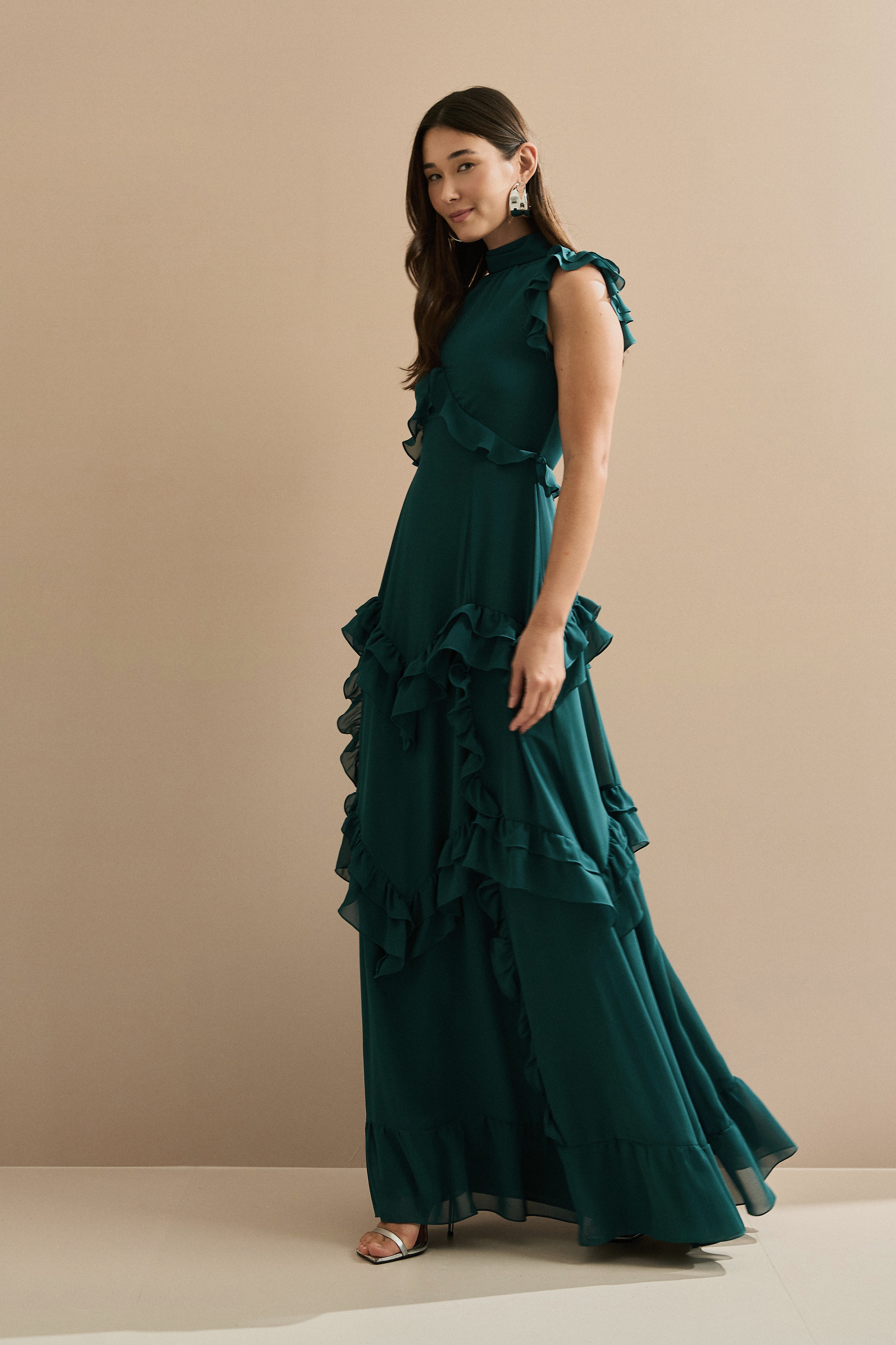 Vestido Longo em Chiffon com Gola Alta e Recortes com Babados Assimétricos - Monte Sinai Verde Petróleo