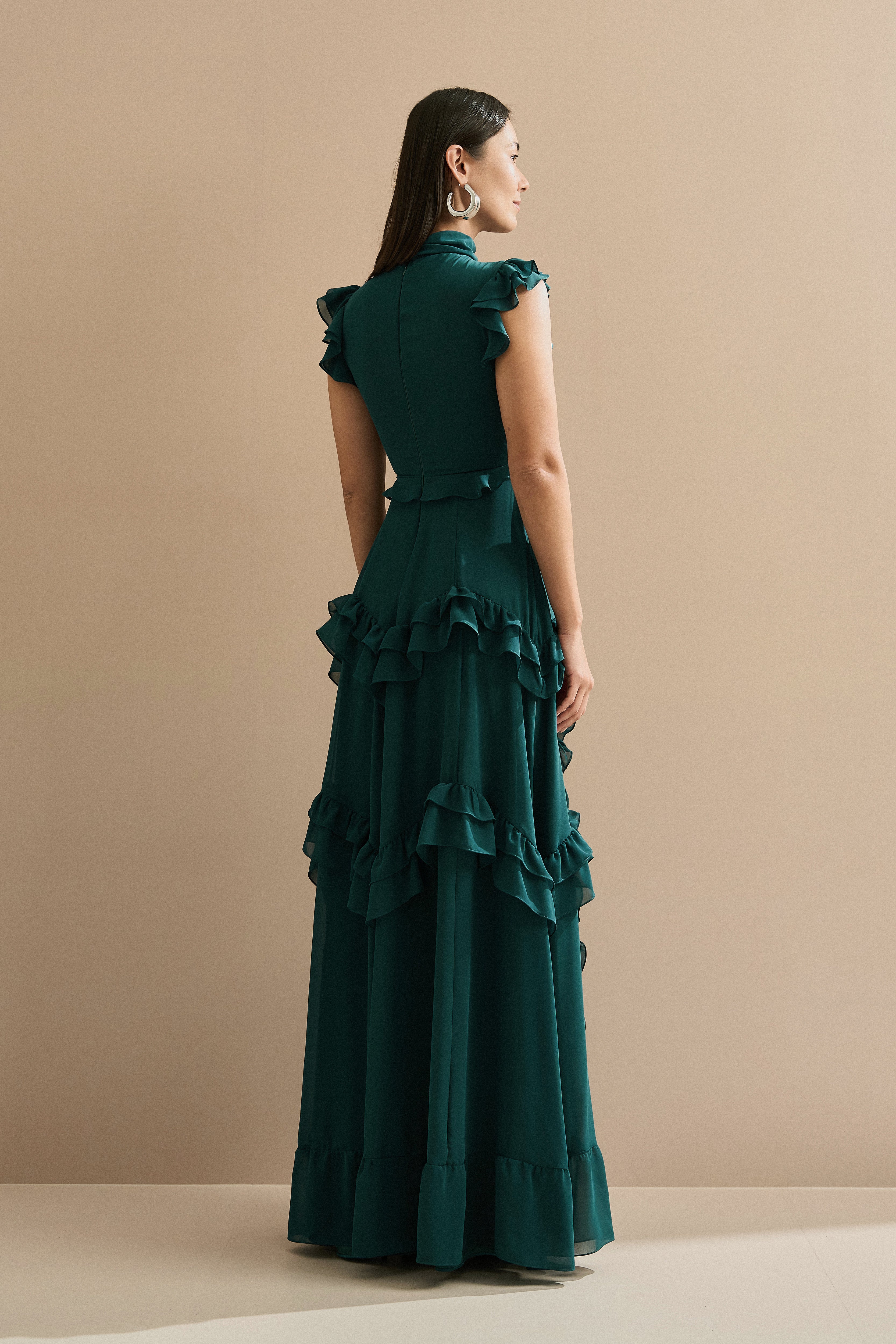 Vestido Longo em Chiffon com Gola Alta e Recortes com Babados Assimétricos - Monte Sinai Verde Petróleo