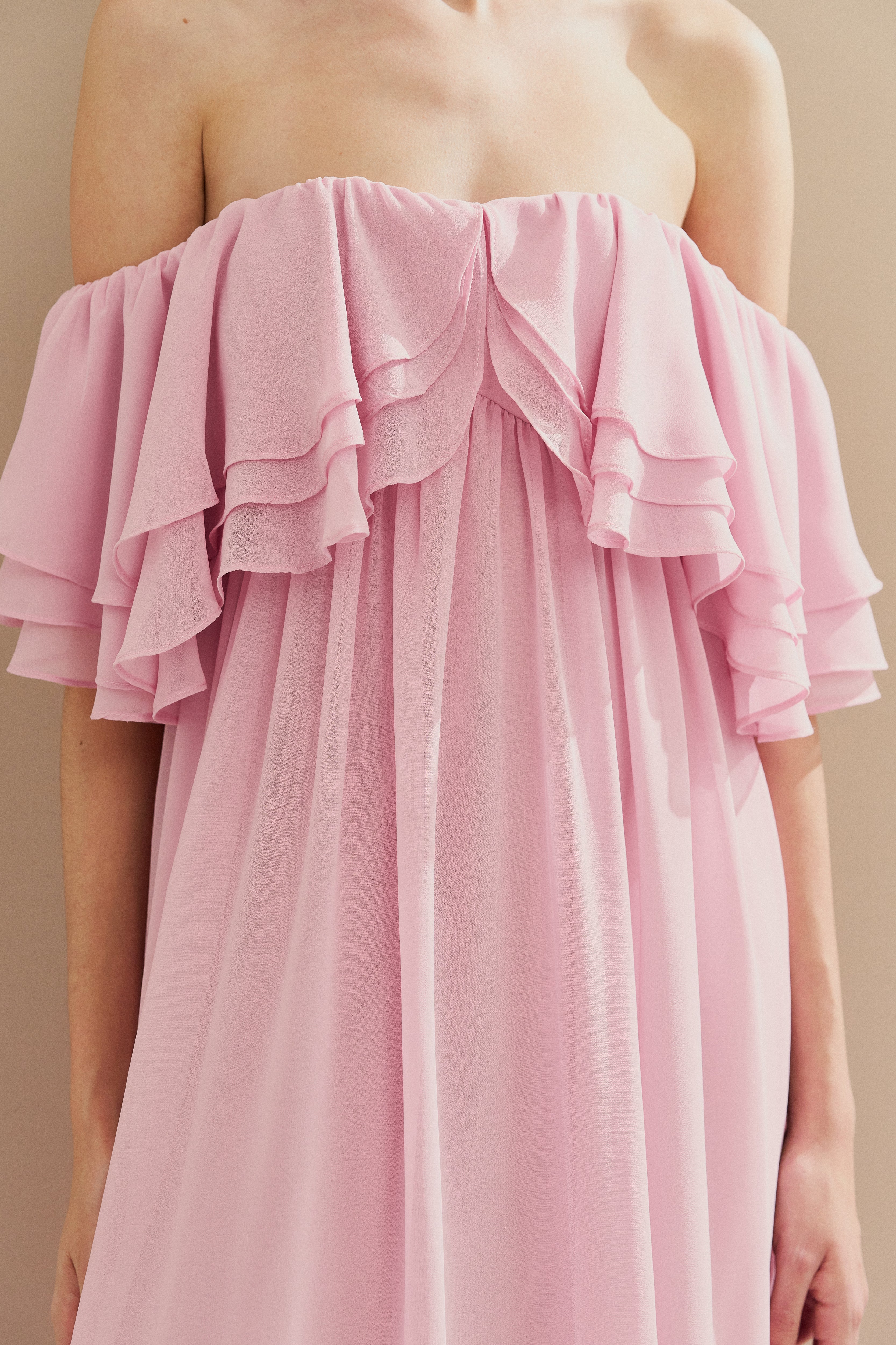 Vestido Longo em Chiffon com Mangas Ombro a Ombro e Babados - Himalaia Rosa Claro