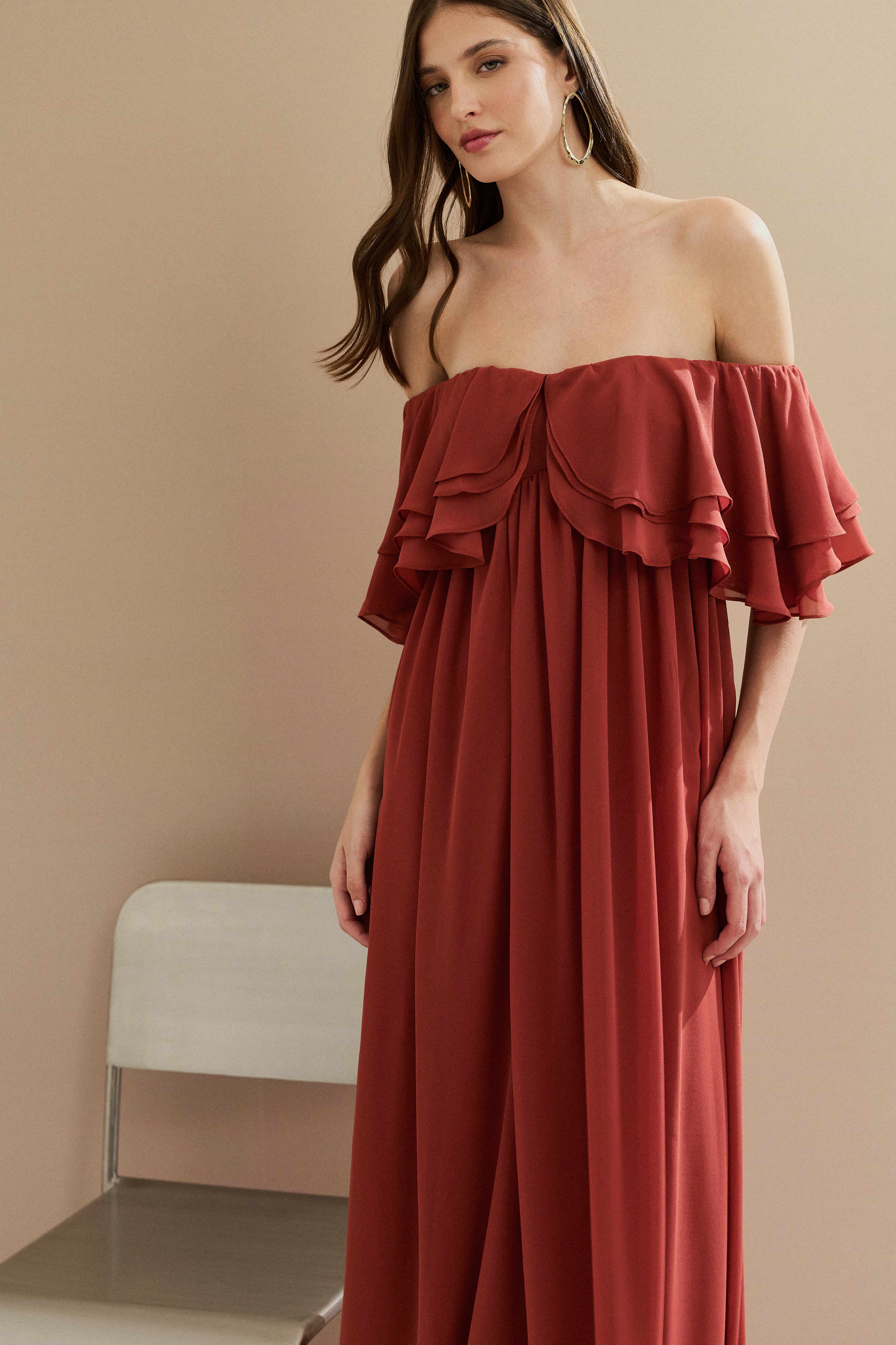 Vestido Longo em Chiffon com Mangas Ombro a Ombro e Babados - Himalaia Terracota