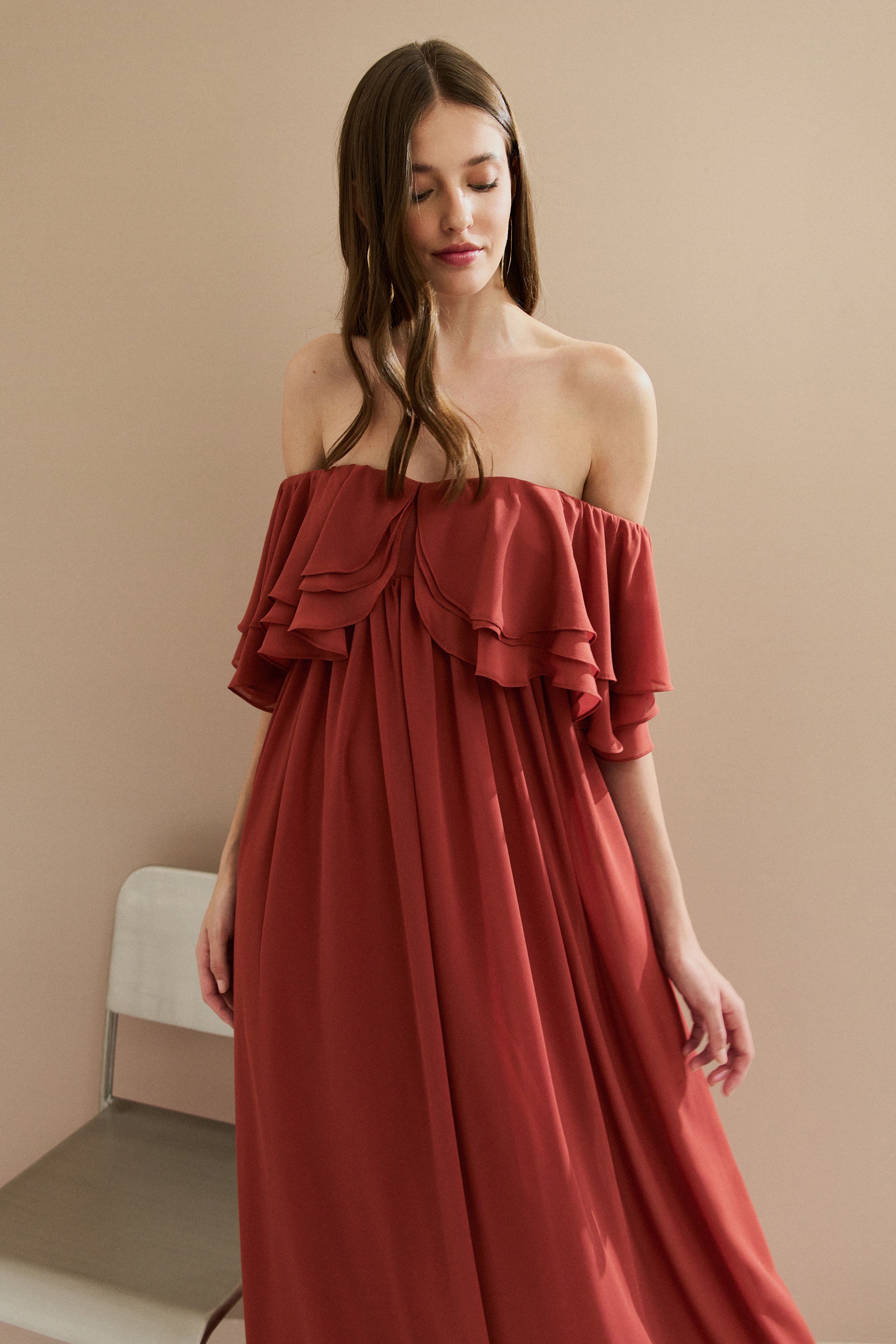 Vestido Longo em Chiffon com Mangas Ombro a Ombro e Babados - Himalaia Terracota