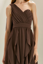 Vestido Longo em Chiffon com Ombro Único e Capa Lateral, Busto Franzido e Saia com Babados em Cascata - Turmalina Marrom