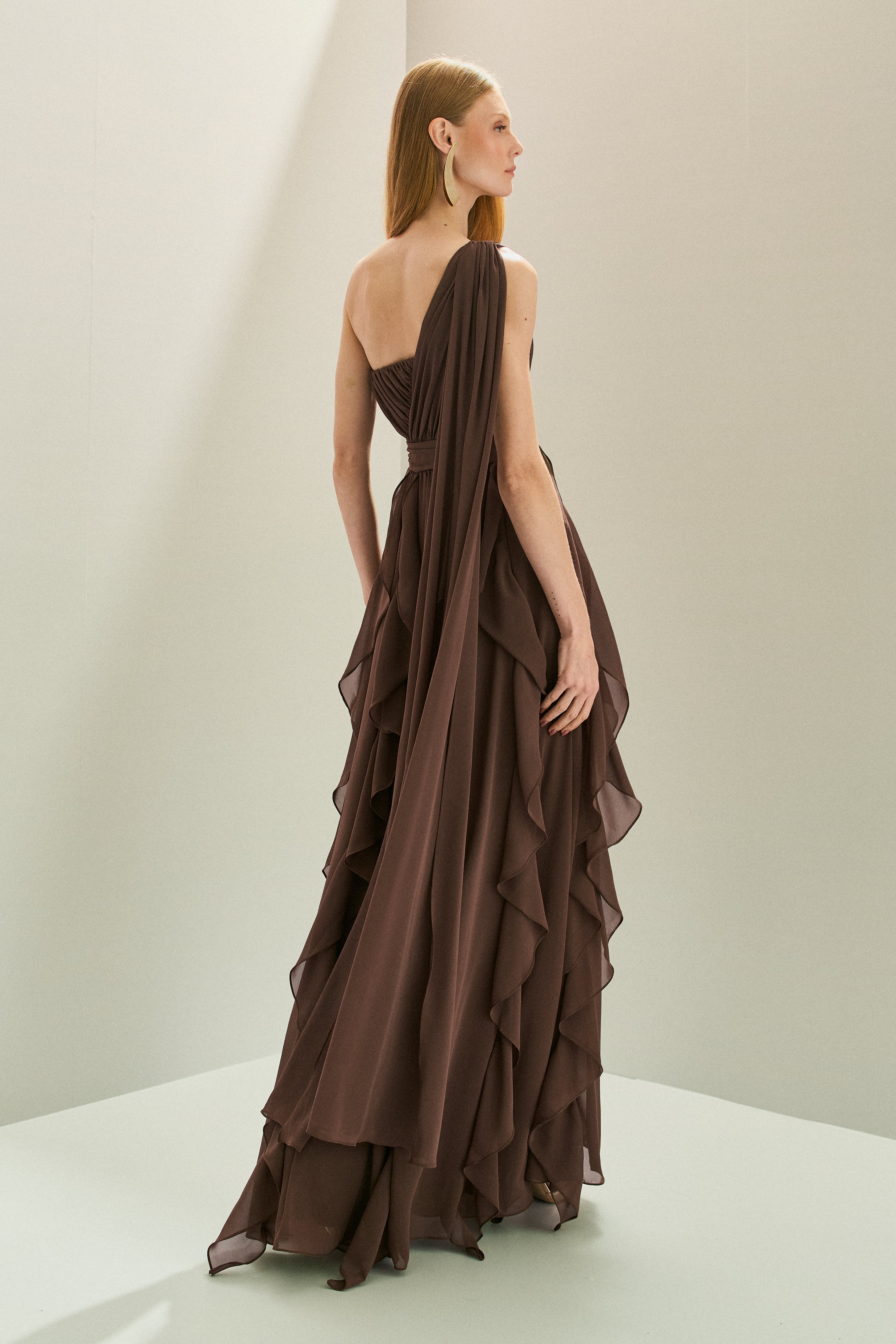 Vestido Longo em Chiffon com Ombro Único e Capa Lateral, Busto Franzido e Saia com Babados em Cascata - Turmalina Marrom