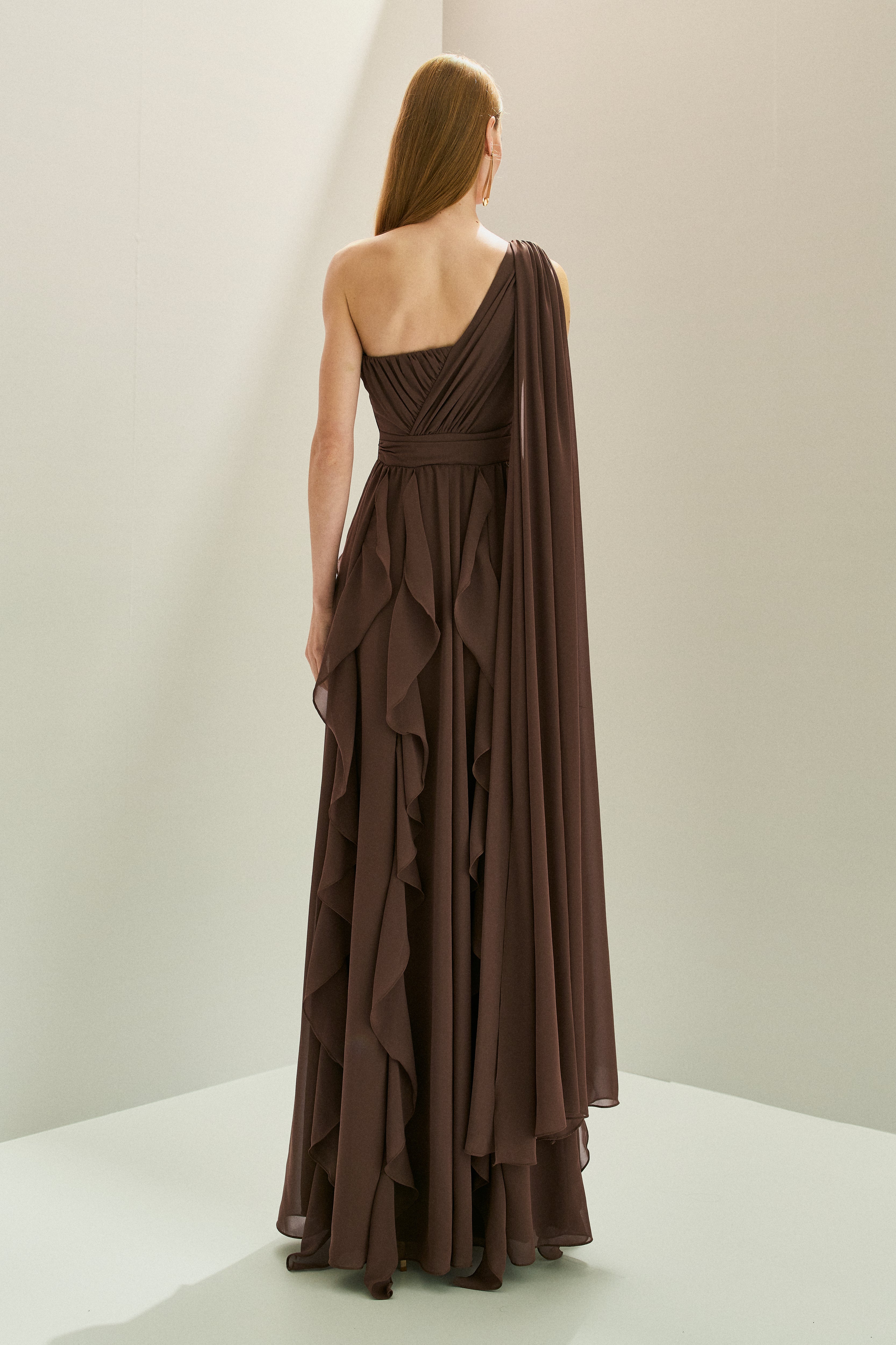 Vestido Longo em Chiffon com Ombro Único e Capa Lateral, Busto Franzido e Saia com Babados em Cascata - Turmalina Marrom