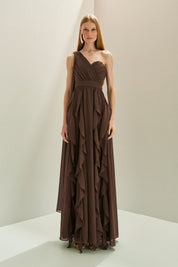 Vestido Longo em Chiffon com Ombro Único e Capa Lateral, Busto Franzido e Saia com Babados em Cascata - Turmalina Marrom