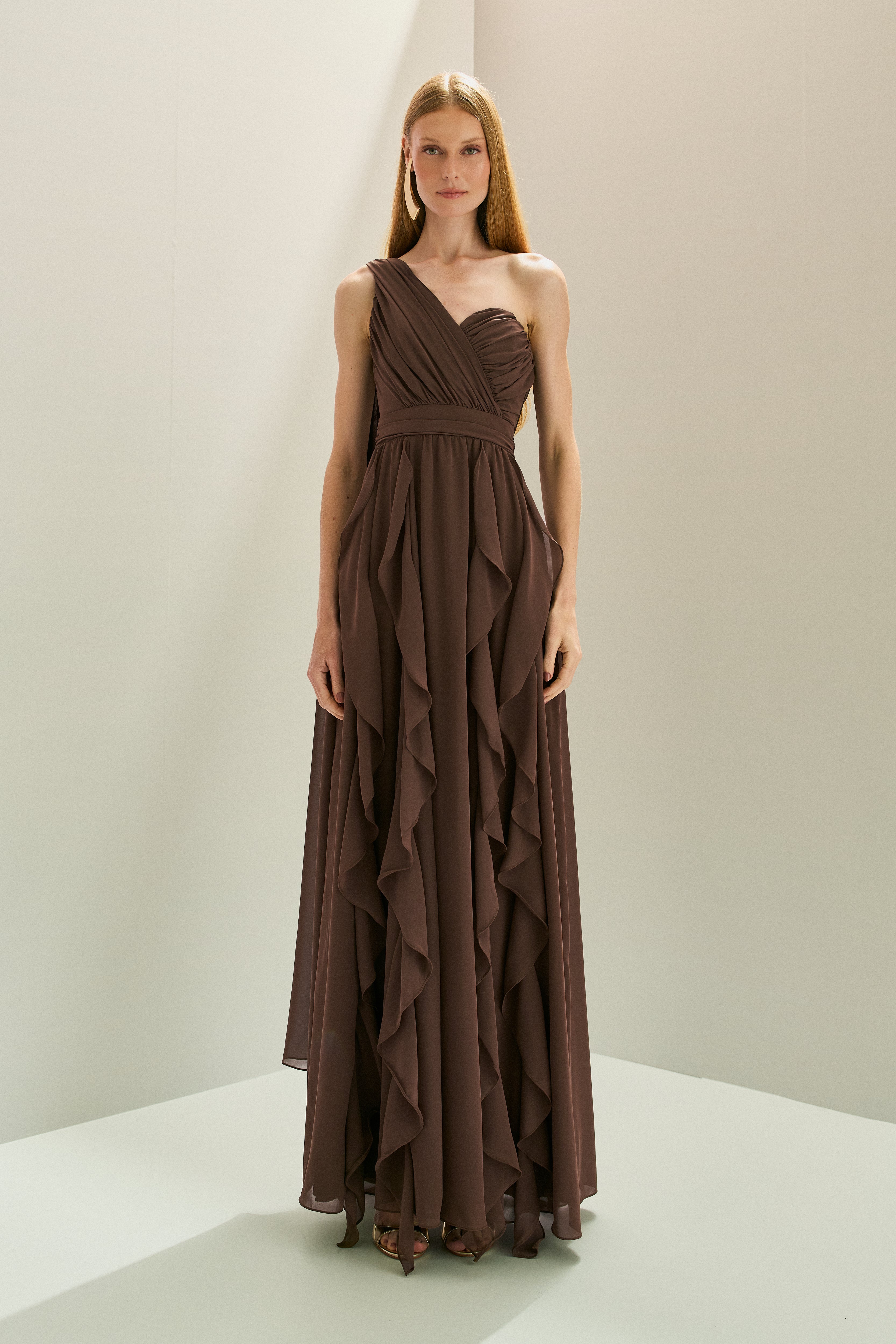 Vestido Longo em Chiffon com Ombro Único e Capa Lateral, Busto Franzido e Saia com Babados em Cascata - Turmalina Marrom
