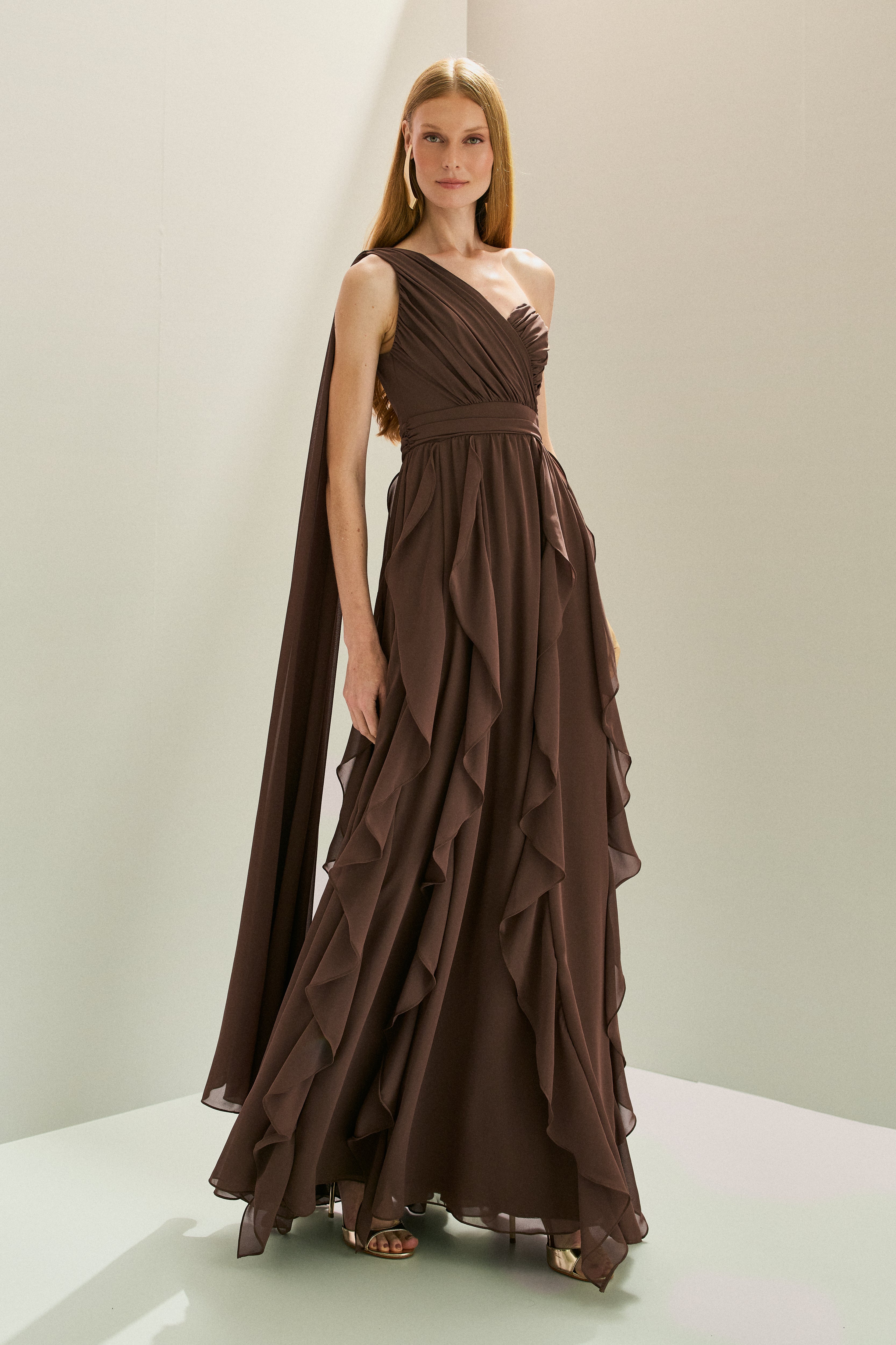 Vestido Longo em Chiffon com Ombro Único e Capa Lateral, Busto Franzido e Saia com Babados em Cascata - Turmalina Marrom