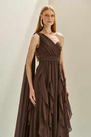 Vestido Longo em Chiffon com Ombro Único e Capa Lateral, Busto Franzido e Saia com Babados em Cascata - Turmalina Marrom
