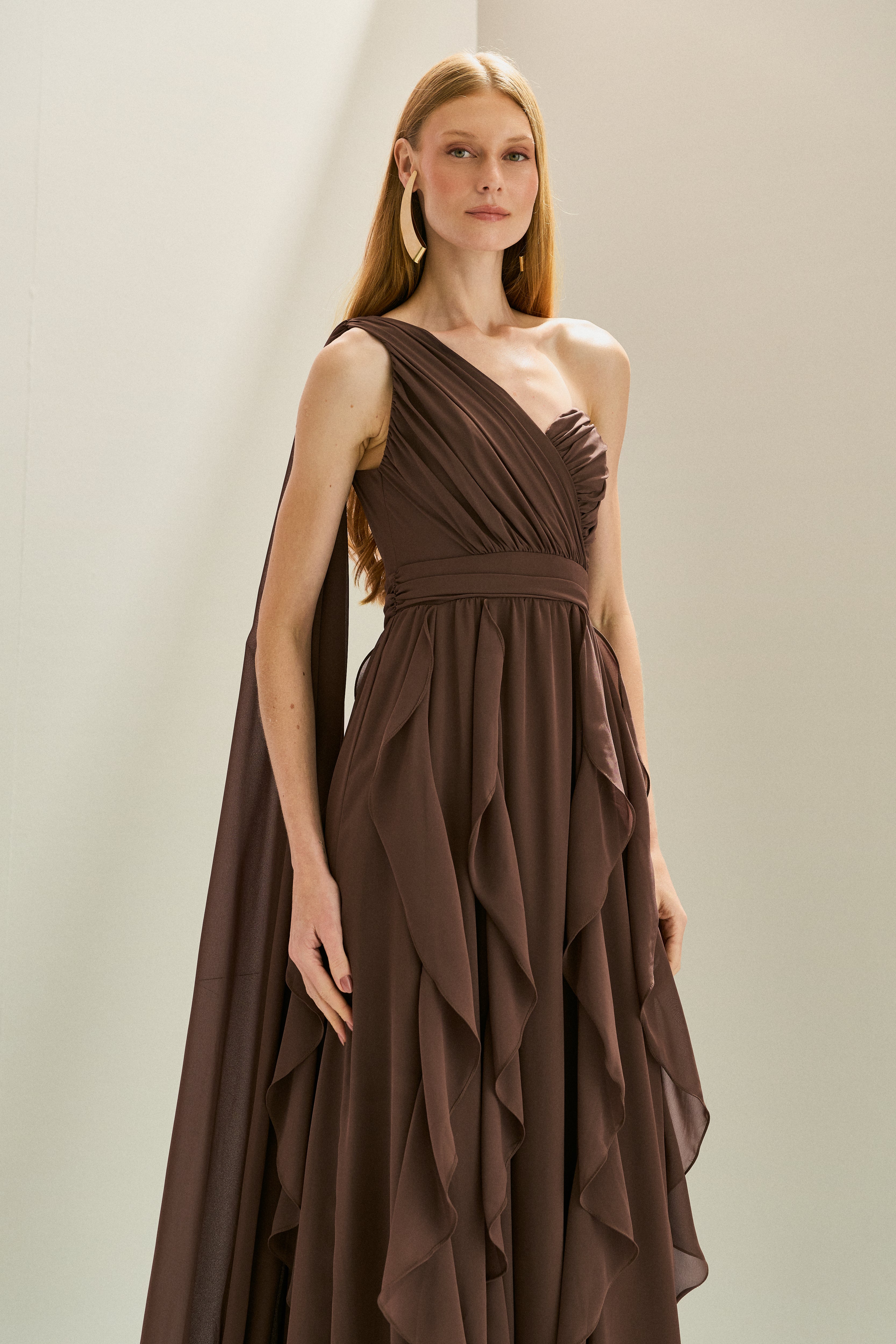 Vestido Longo em Chiffon com Ombro Único e Capa Lateral, Busto Franzido e Saia com Babados em Cascata - Turmalina Marrom